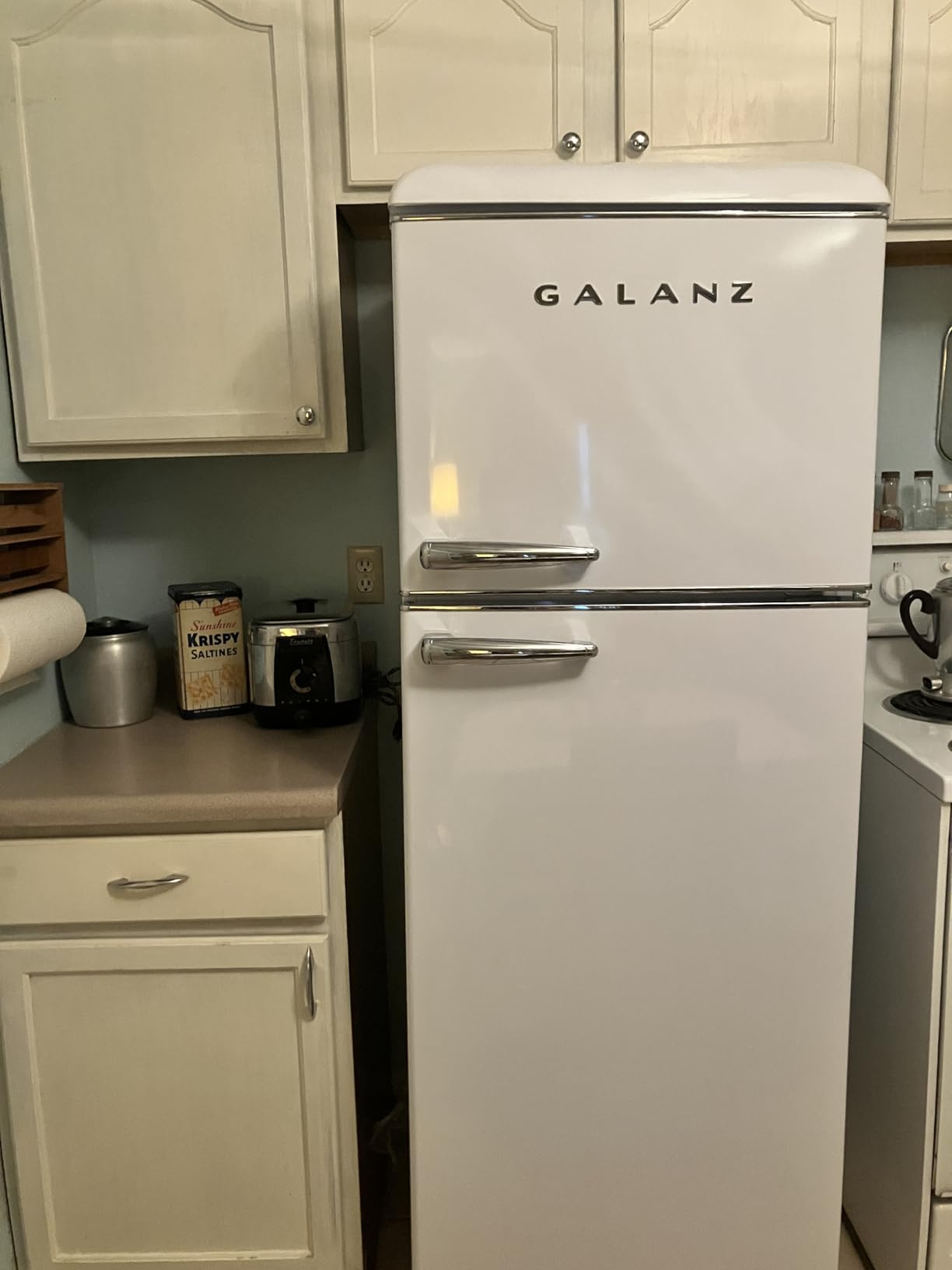 Galanz GLR12TBEEFR Refrigerator, Dual Door Fridge, Adjustable Electrical Thermostat Control with Top Mount Freezer Compartment, Retro Blue, 12.0 Cu Ft (Red) customer photo 2