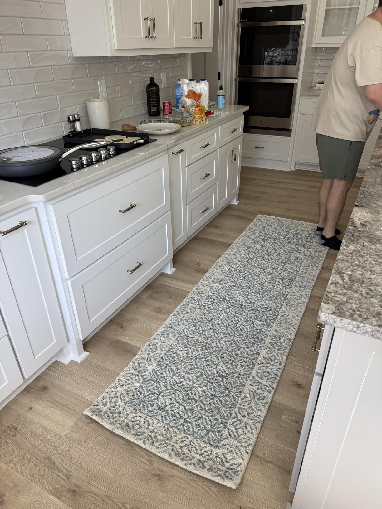 SAFAVIEH Area Rug 8x10 - Abstract Collection - Large - Blue & Ivory, Handmade Wool, Ideal for Living Room, Bedroom, Office, Dining Space (ABT342N) customer photo 1
