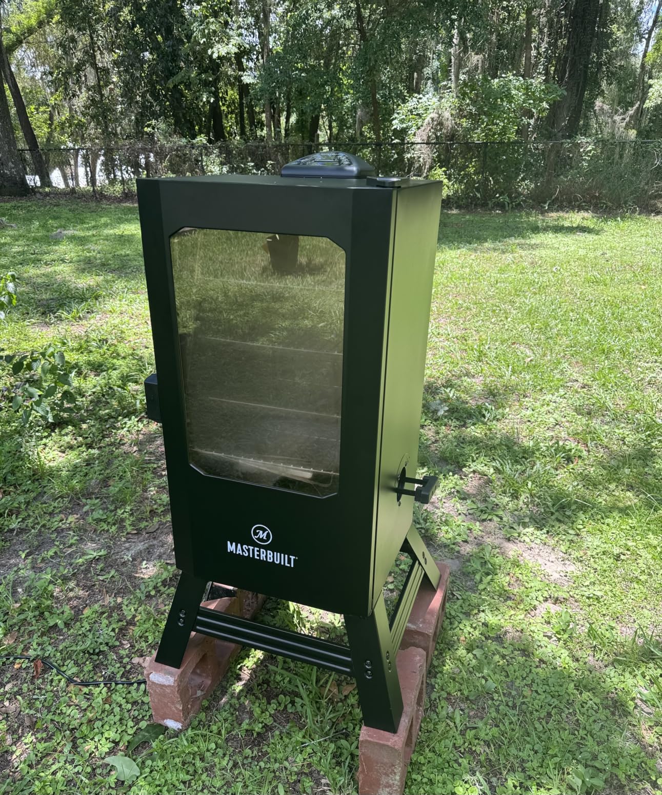 Masterbuilt 30-inch Digital Electric Vertical BBQ Smoker with Leg Kit, Side Wood Chip Loader and 710 Cooking Square Inches, Model MB20070421 customer photo 1