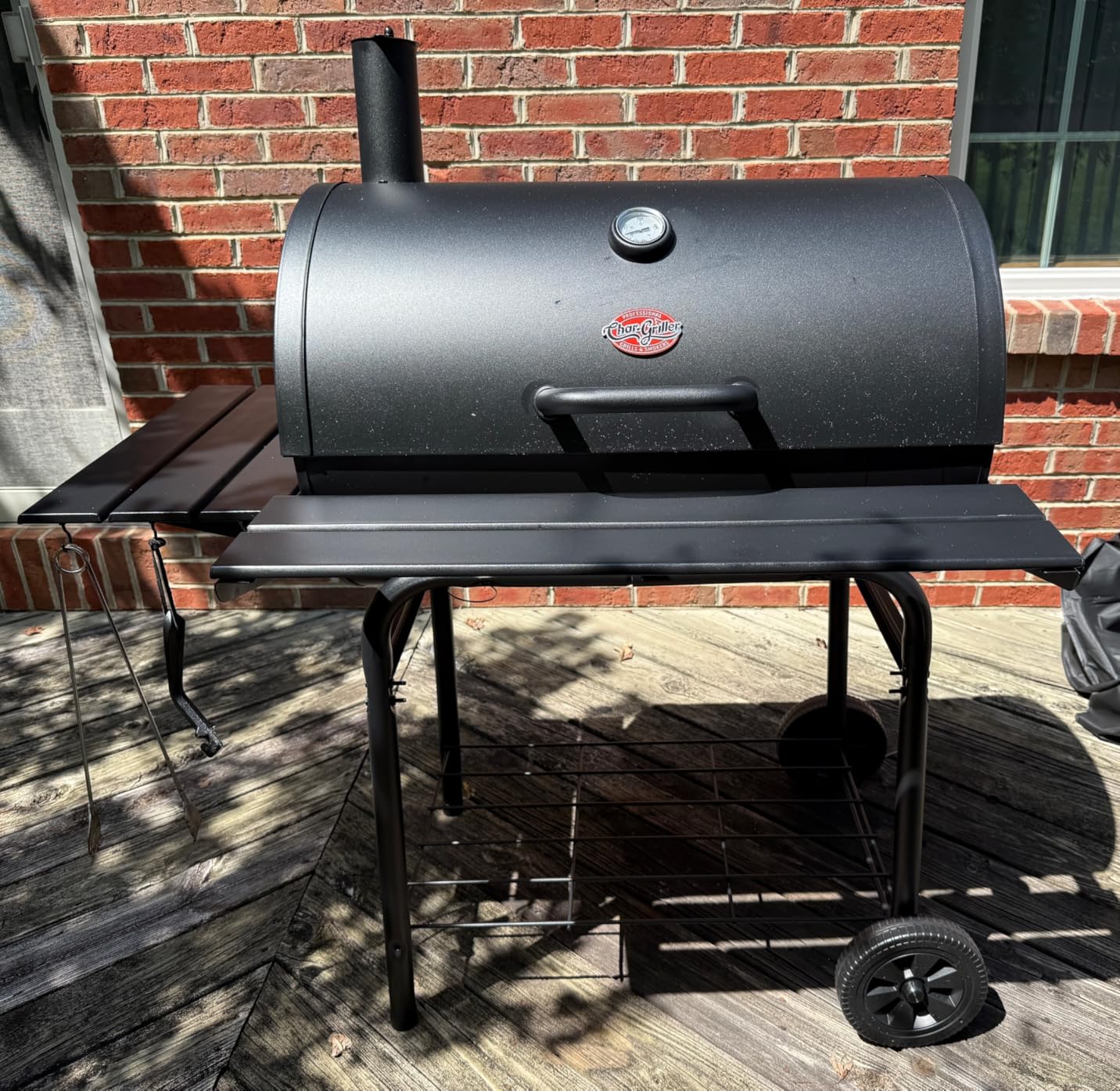 Char-Griller Pro Deluxe Charcoal Barrel Grill with EasyDump Ash Pan, 850 Square Inches, Black customer photo 1