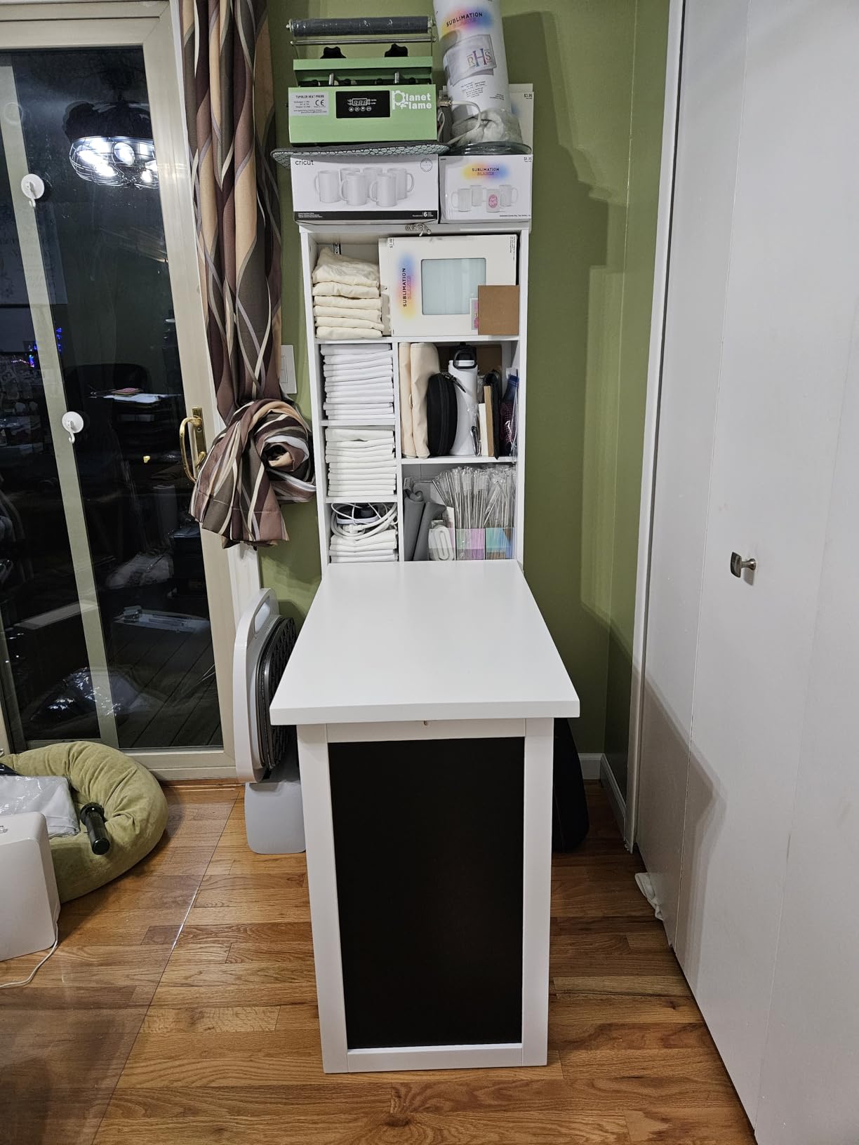 HOMCOM Foldable Convertible Writing Table, Wall Mounted Space-Saving Computer Desk with Chalkboard and Storage Shelves for Small Spaces, Home Office, Bedroom, Dorm, Apartment, White customer photo 1