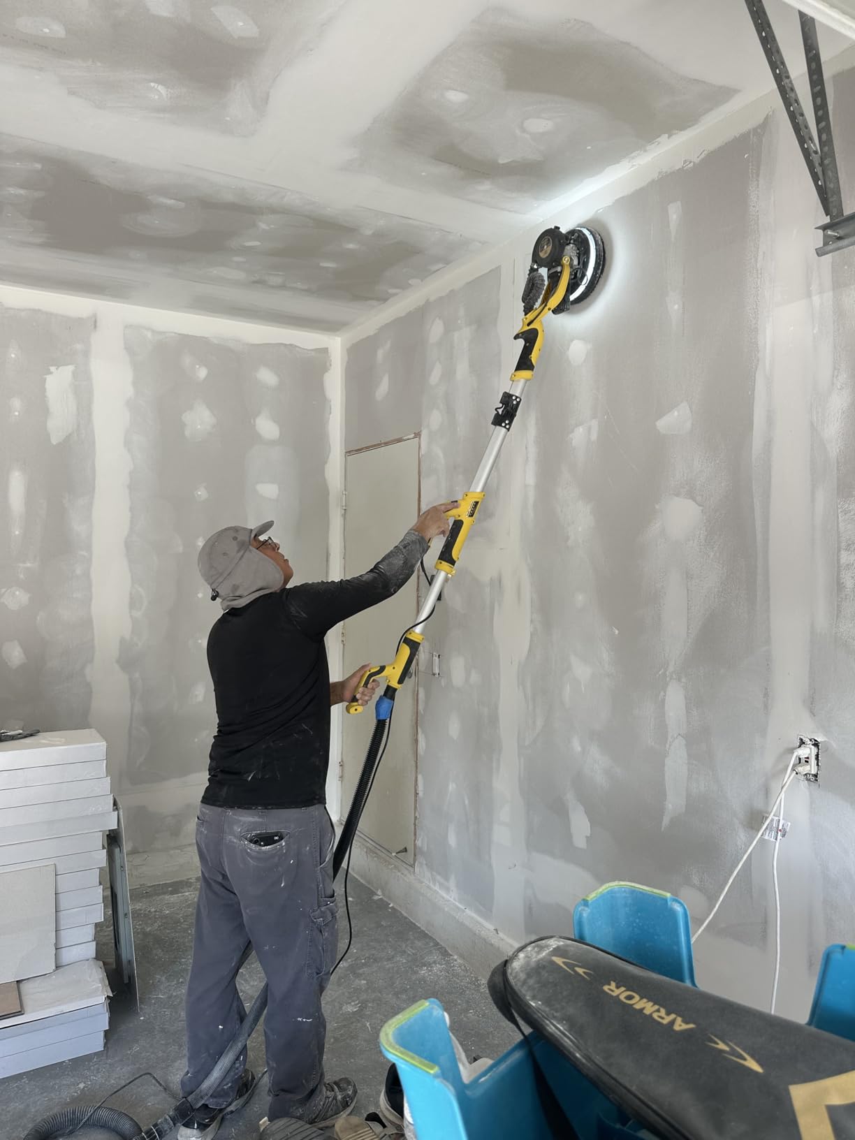 Drywall Sander with Vacuum, Electric Drywall Sander with Vacuum, Automatic Dust Removal, 7 Variable Speed, 900-1800RPM, 26' Power Cord, Labor-Saving Handle and Patented Fixture for Ceiling Sanding, LED Light customer photo 2