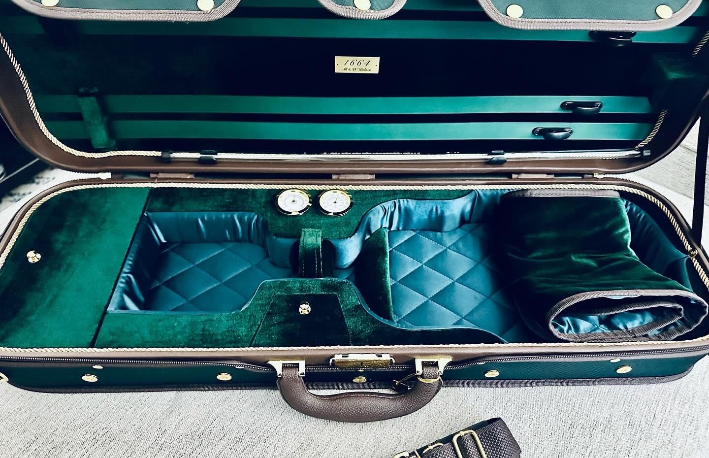 MI&VI NW-9001 Professional Hard-Shell Wooden Violin Case 4/4 (Full Size) Luxury Silk Interior, Solid Wood, Oblong Shape, Sheet Pocket, Adjustable Straps, Hygrometer, Thermometer (Green - Wood) customer photo 2
