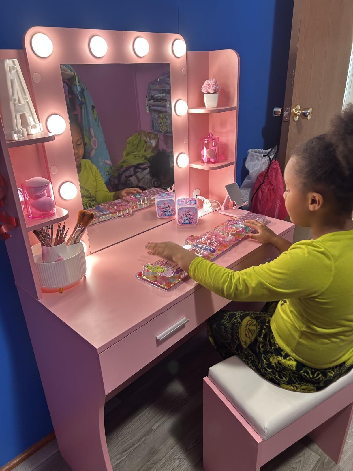 Vabches Vanity Desk with Lights,Makeup Vanity with Power Strip,Dressing Table Set with 2 Large Drawers,Vanity Mirror 3 Lighting Color Adjustable,White customer photo 1