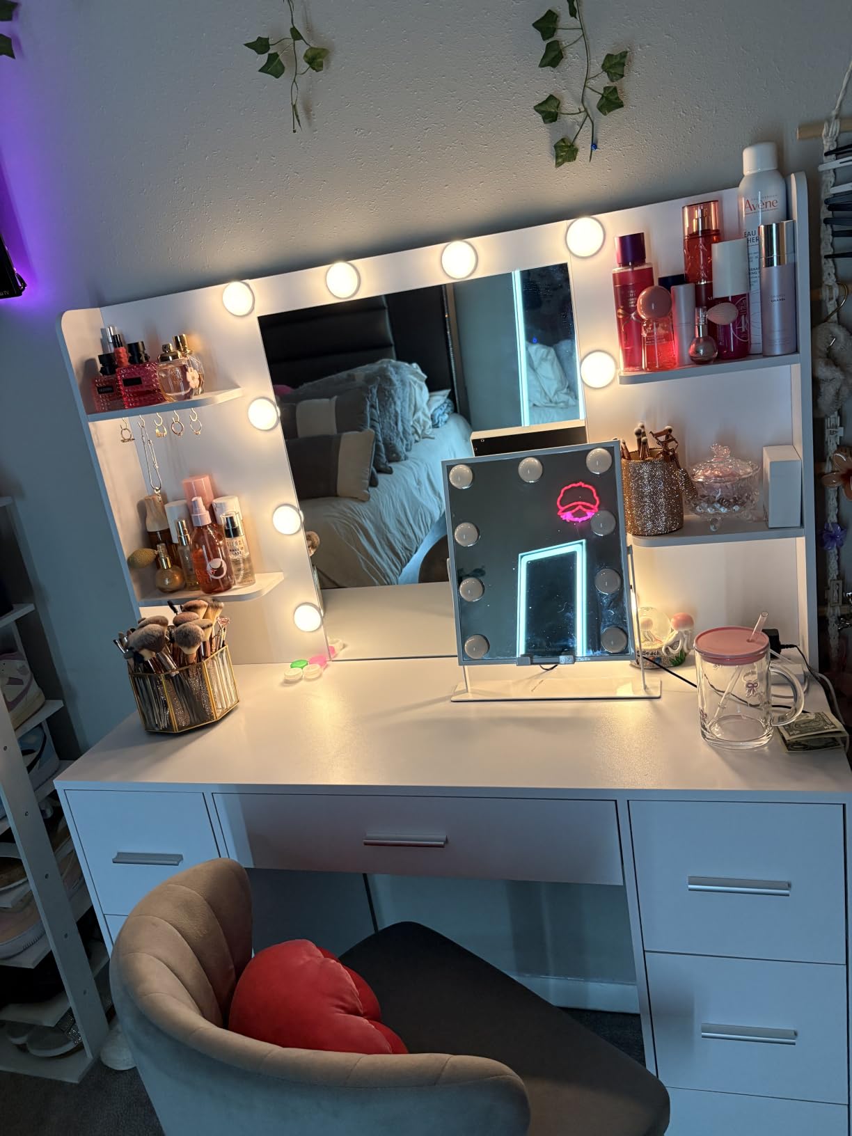 Quimoo Large Vanity Desk with LED Lighted Mirror & Power Outlet,Makeup Vanity Table with 7 Drawers,4 Shelves and 5 Hooks,Vanity Table, Vanity Desk Set for Bedroom,Bathroom,White customer photo 2