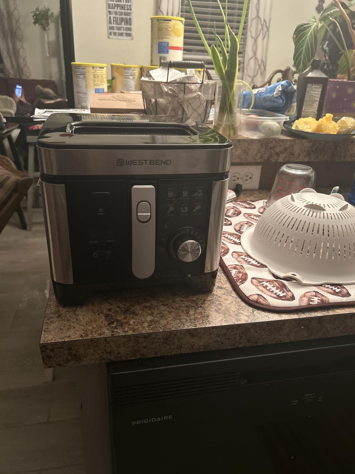 West Bend Deep Fryer with Adjustable Temperature Control Nonstick Basket Easy-View Window and Temperature Guide, Folding Handle and Locking Cover for Easy Storage, 3-Liter, Silver customer photo 2