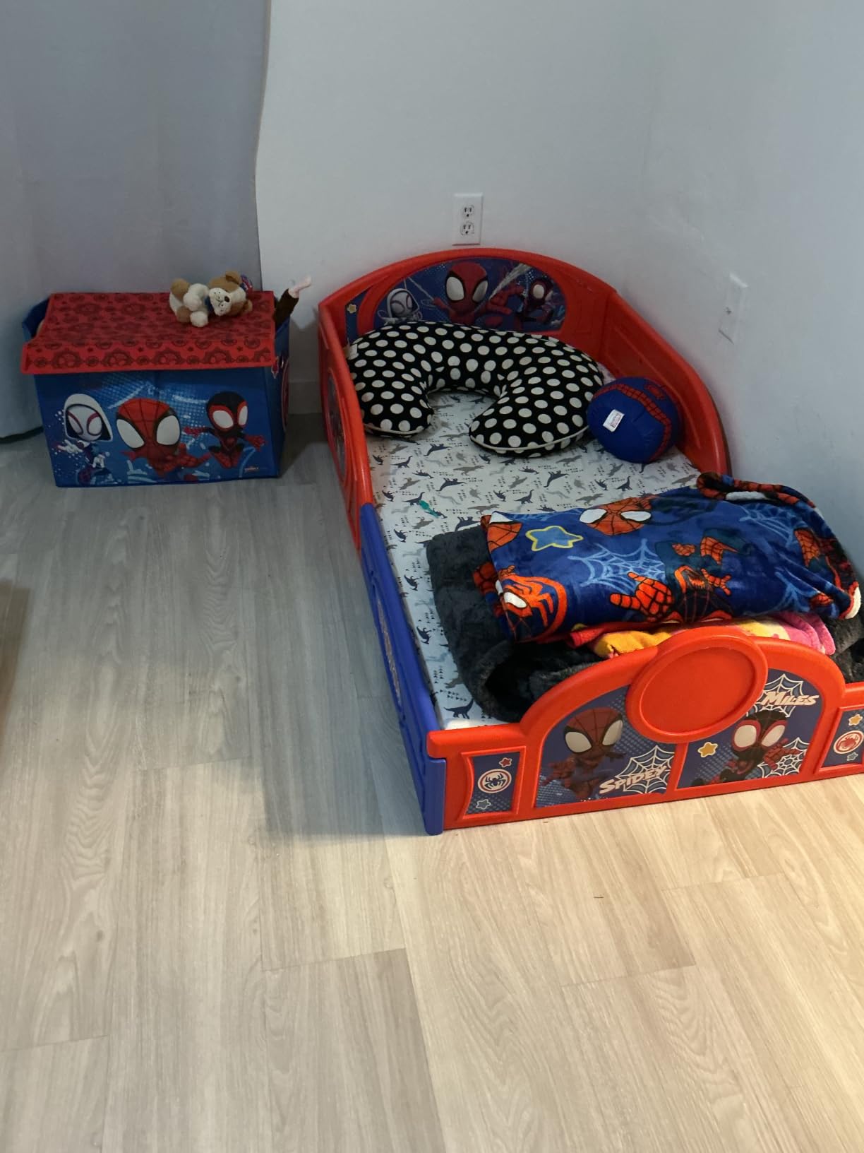 Delta Children - Marvel Spidey and His Amazing Friends 4-Piece Toddler Room-in-a-Box Set - Includes Sleep and Play Toddler Bed, Table, 1 Chair and Fabric Toy Box, Blue/Red customer photo 2