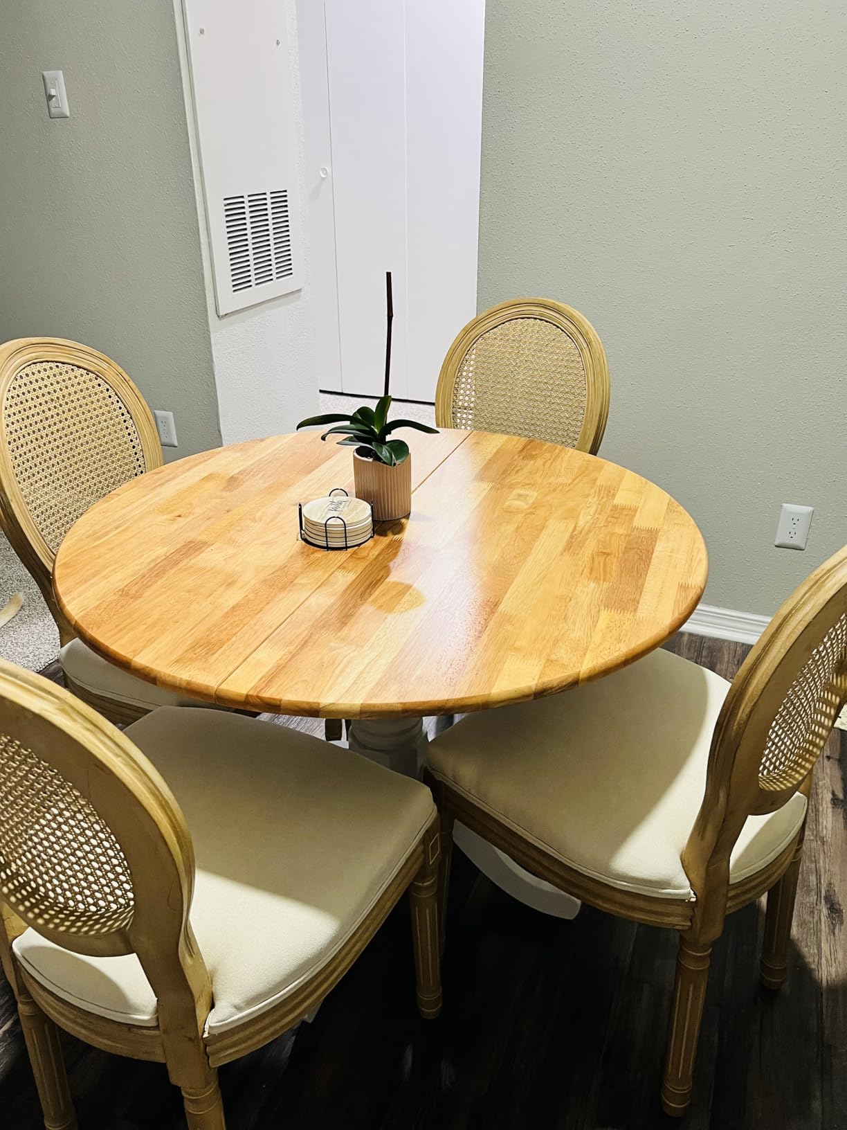 COSTWAY Round Dining Table for 4, 39-inch Wooden Kitchen Table with Solid Rubber Wood Frame, Curved Trestle Legs, Adjustable Foot Pads, Mid Century Rustic Dinning Table for Living Room (White) customer photo 1