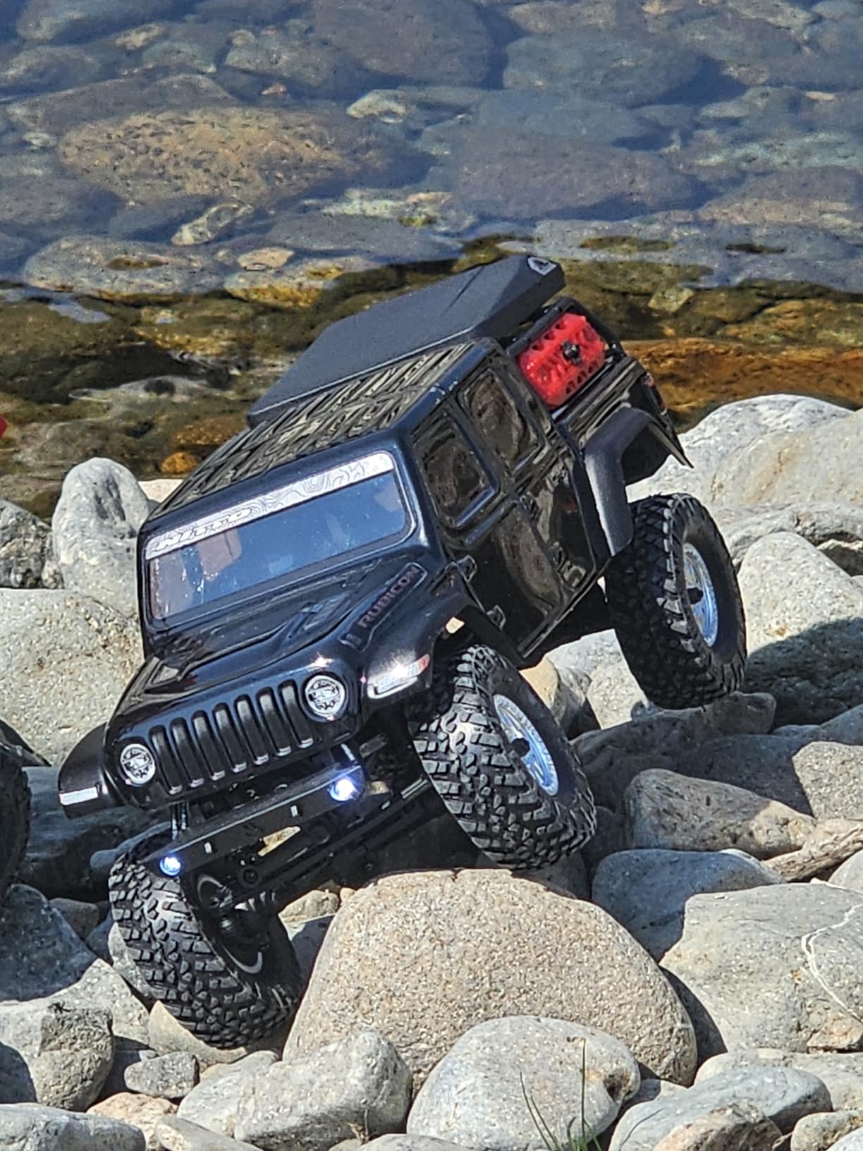 Axial RC Truck SCX24 Jeep Gladiator 4 Wheel Drive Rock Crawler Brushed RTR Ready-to-Run Green AXI00005V2T3 customer photo 1