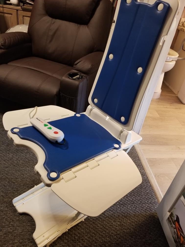 SUNDERWELL Electric Chair Lift for Elderly, 24 lbs Lightweight Floor Lift for Elderly Falls with 360° Swivel Seat, Bath Lift Chair for Tub 308 lbs Capacity, IPX8 Waterproof & Remote Control (Blue) customer photo 2