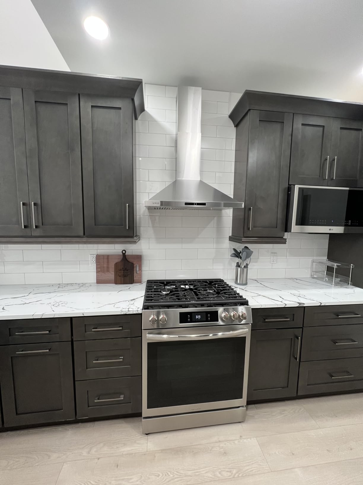 VIKIO HOME Wall Mount Range Hood 30 inch, 580 CFM, Ducted/Ductless Convertible, Stainless Steel Kitchen Vent Hood with 3-Speed Fan and LED Lights customer photo 2