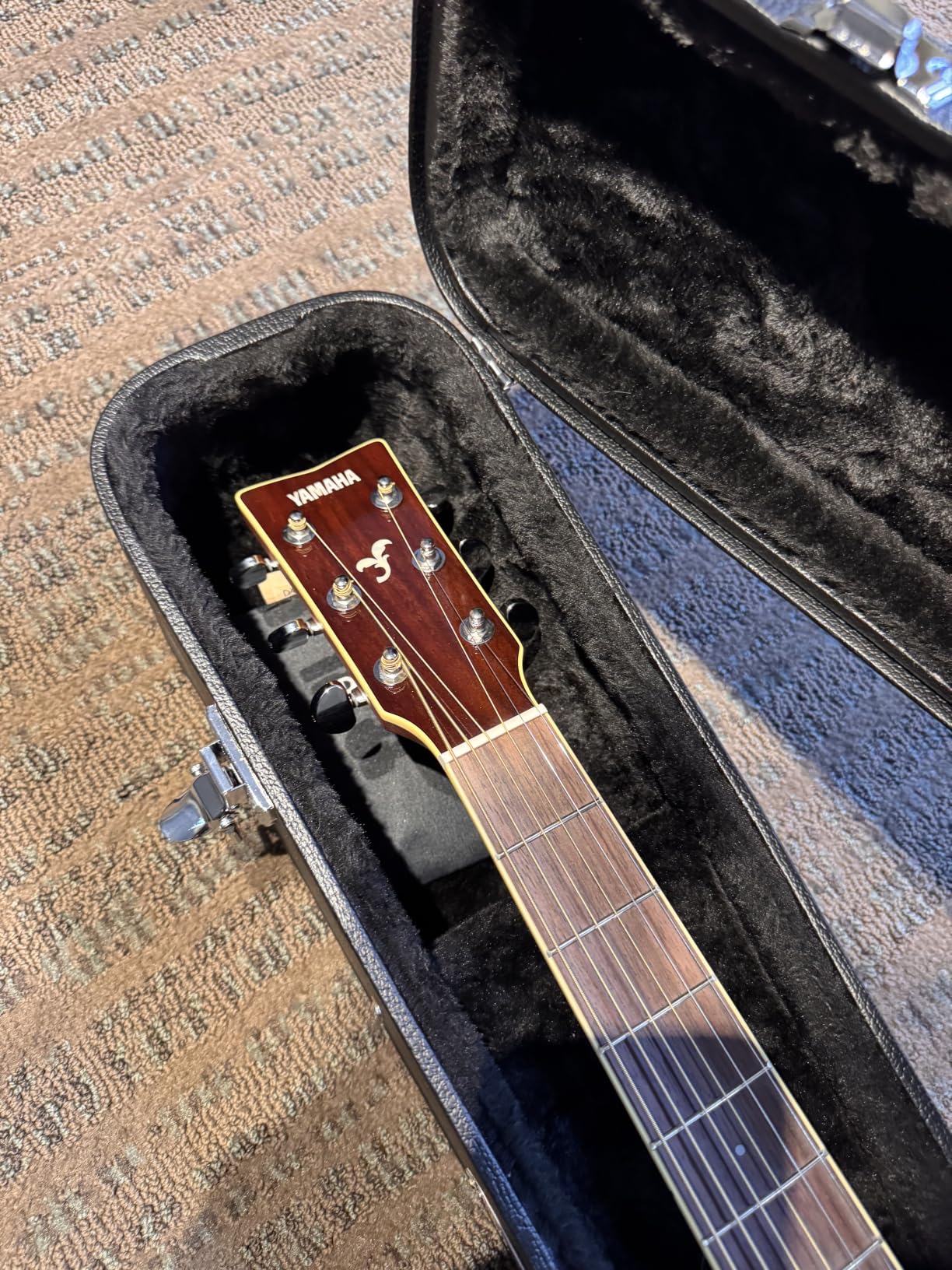 VEVOR Acoustic Guitar Hard Case, 43.31 in Gourd-Shaped Guitar Hard Case customer photo 1