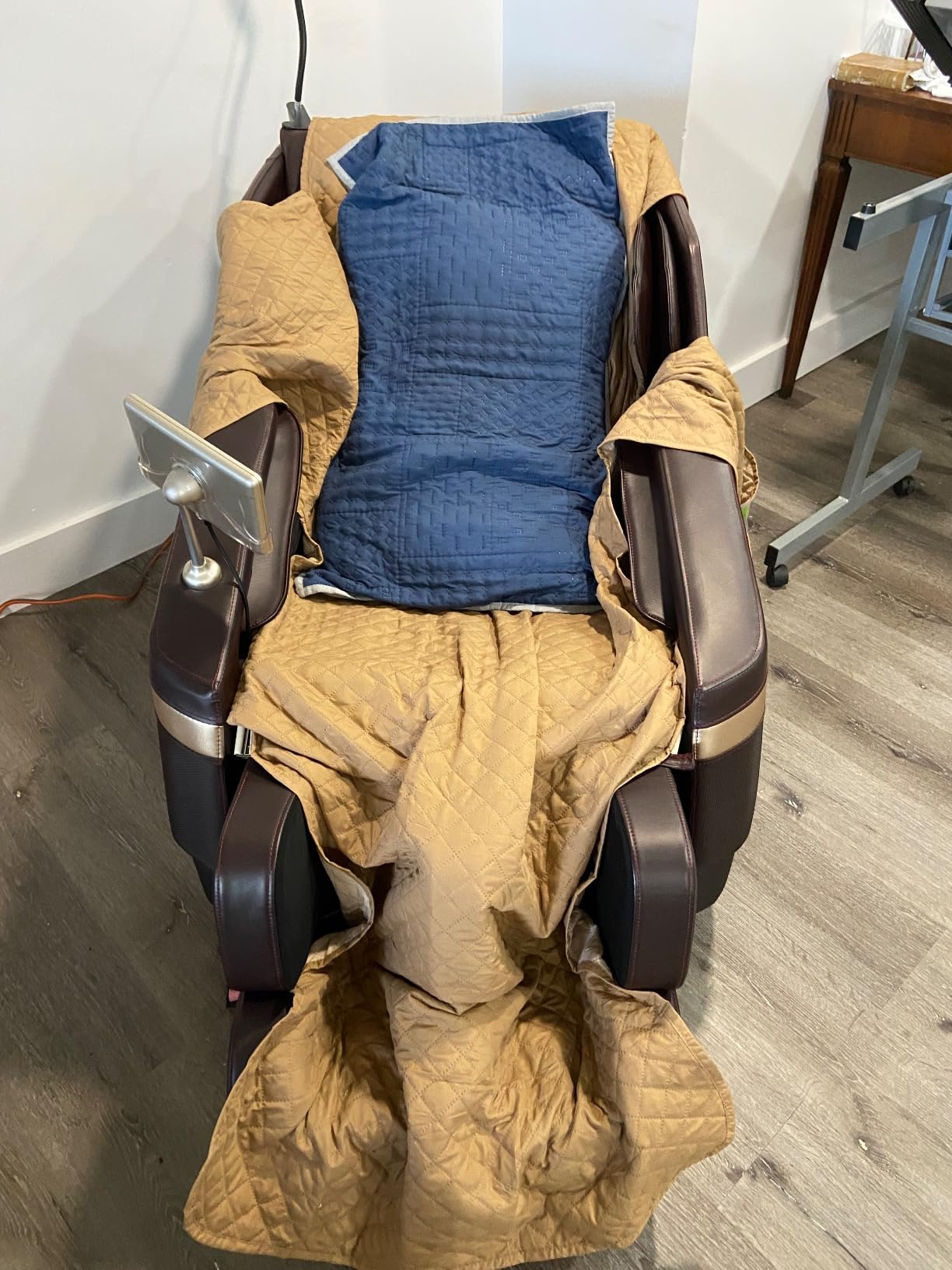 Real Relax 2025 Full Body Massage Chair, Zero Gravity Shiatsu Massage Chair Recliner, Foot Massage, Bluetooth, Large Control Screen (Brown and Gold) customer photo 2