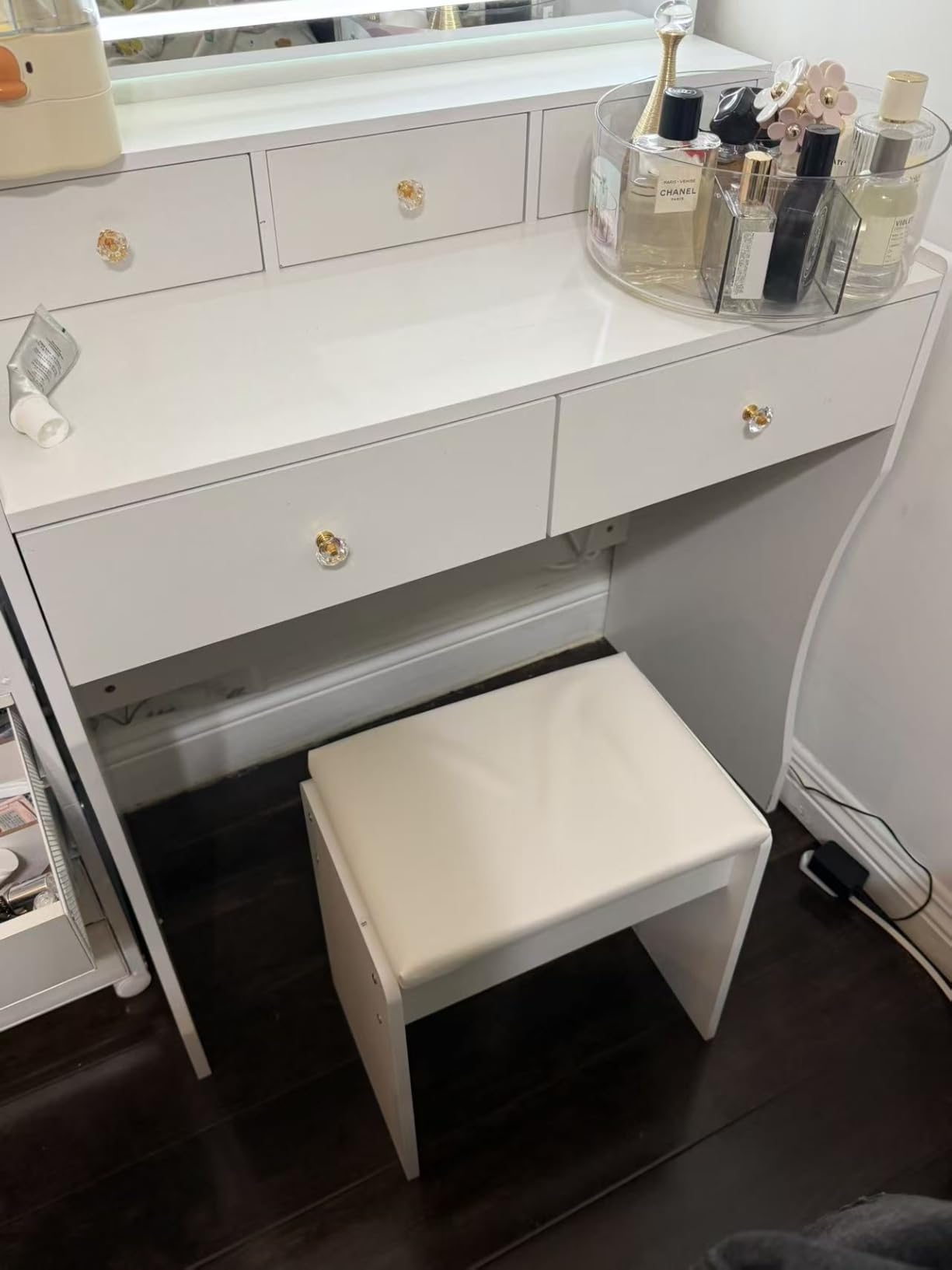 COMHOMA Makeup Vanity Desk with Mirror and Lights, Vanity Table and Chair Set with 5 Drawers & Charging Station, Bedroom Dressing Table, Stepless Dimmable & 3 Color Modes Adjustable, Snow White customer photo 1