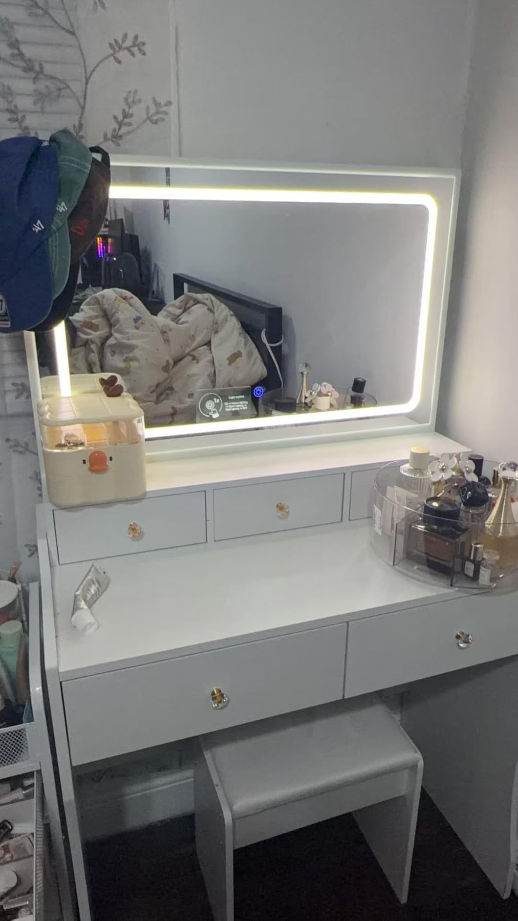 COMHOMA Makeup Vanity Desk with Mirror and Lights, Vanity Table and Chair Set with 5 Drawers & Charging Station, Bedroom Dressing Table, Stepless Dimmable & 3 Color Modes Adjustable, Snow White customer photo 2