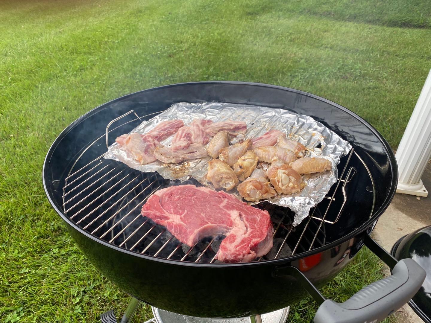 Weber Original Kettle Charcoal Grill, 22-Inch, Black | Classic Outdoor BBQ Grill with One-Touch Cleaning System & Precise Temperature Control Dampers customer photo 1