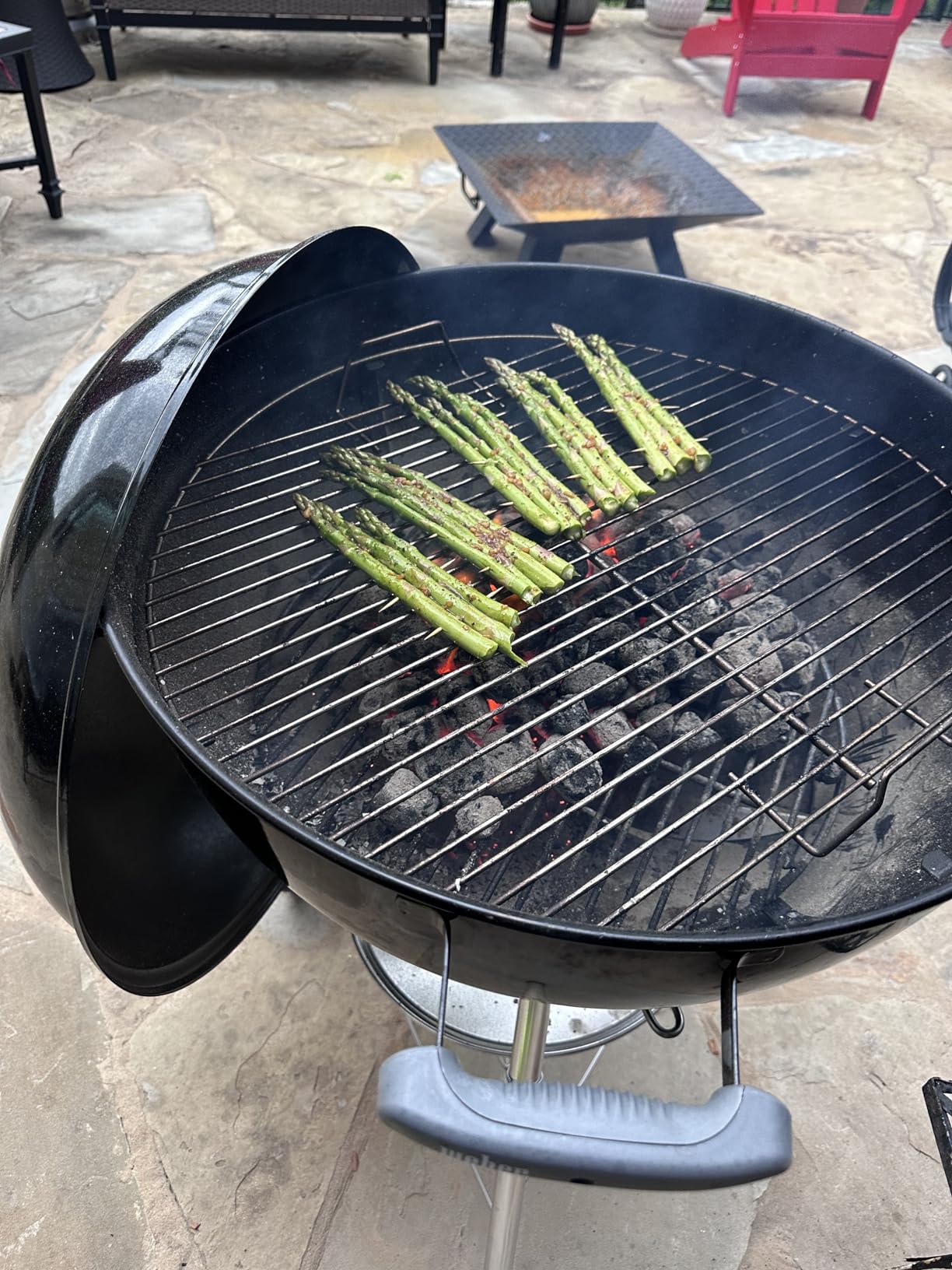 Weber Original Kettle Charcoal Grill, 22-Inch, Black | Classic Outdoor BBQ Grill with One-Touch Cleaning System & Precise Temperature Control Dampers customer photo 2