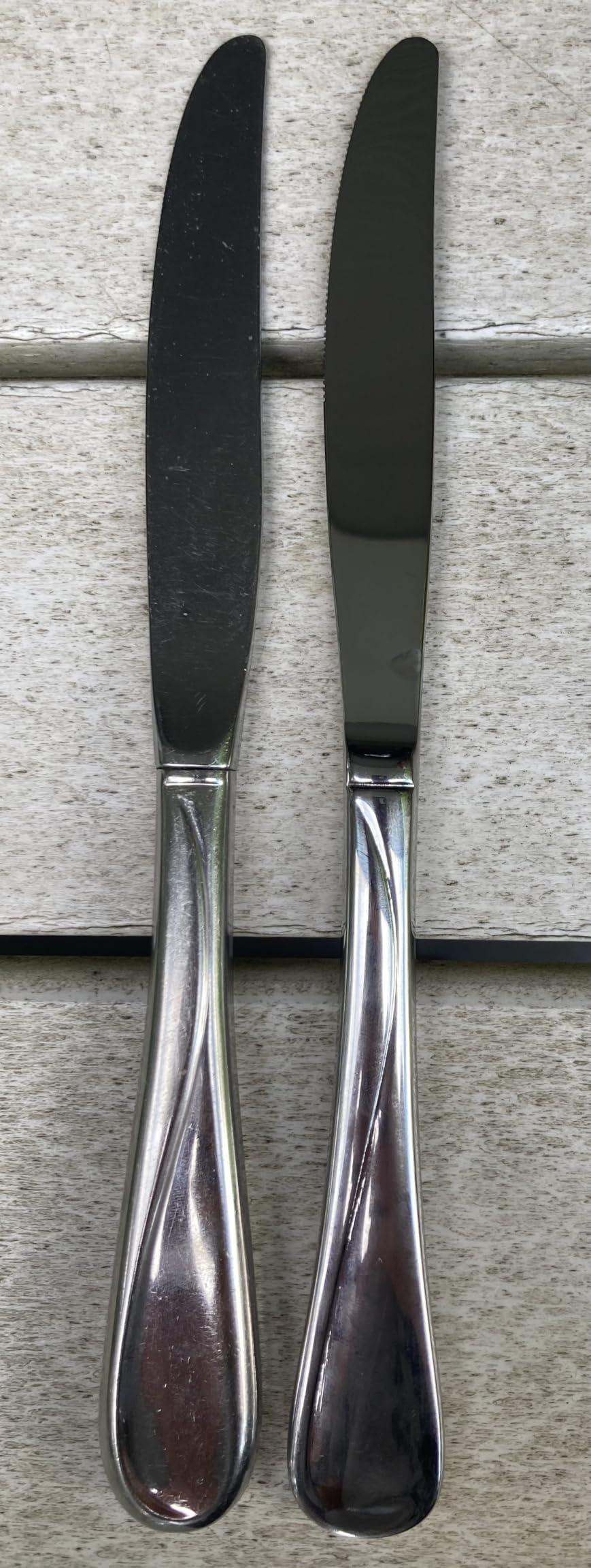 Oneida Silverware Set For 8, Flight 45-Piece Everyday Flatware Set with Serving Utensils, Service For 8, 18/0 Stainless Steel, Dishwasher Safe, Knives Spoons and Forks Set customer photo 1