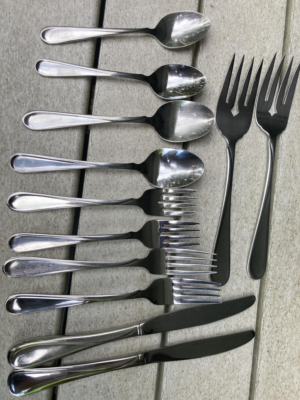 Oneida Silverware Set For 8, Flight 45-Piece Everyday Flatware Set with Serving Utensils, Service For 8, 18/0 Stainless Steel, Dishwasher Safe, Knives Spoons and Forks Set customer photo 2