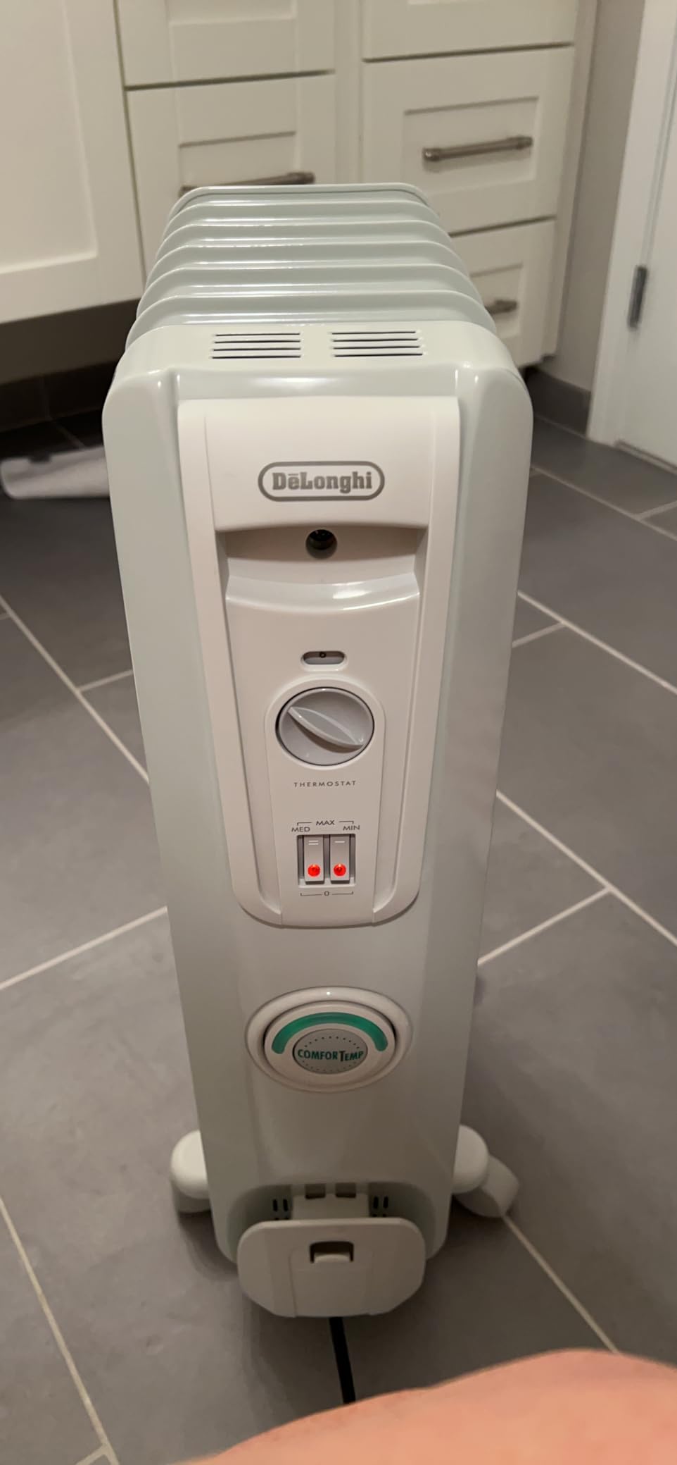 De'Longhi Oil filled Radiator Heater, 1500W Electric Space Heater for indoor use, portable room heater, Energy Saving, full room like office and bedroom with safety features, EW7707CM customer photo 1