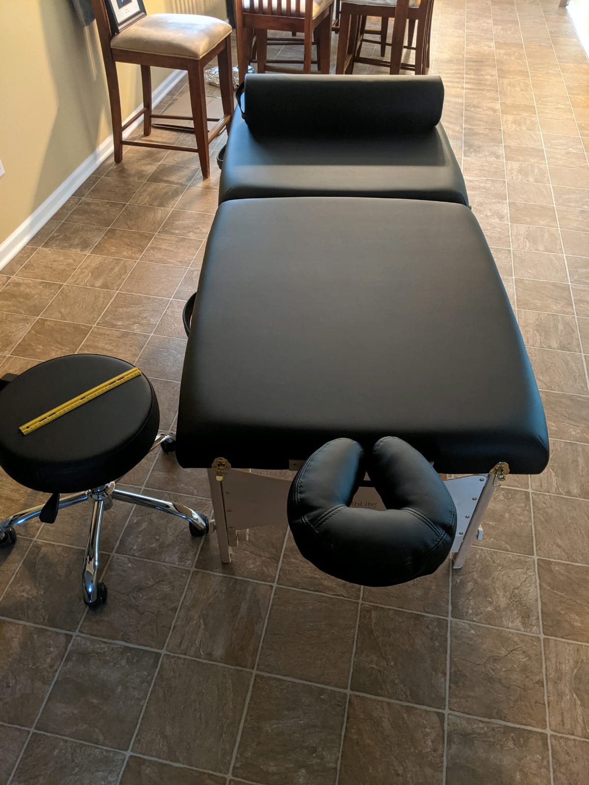 EARTHLITE Pneumatic Massage Salon Drafting Stool - No Leaking (vs. Hydraulic), Adjustable, Rolling, CFC-Free / Medical Spa Facial Chair customer photo 2
