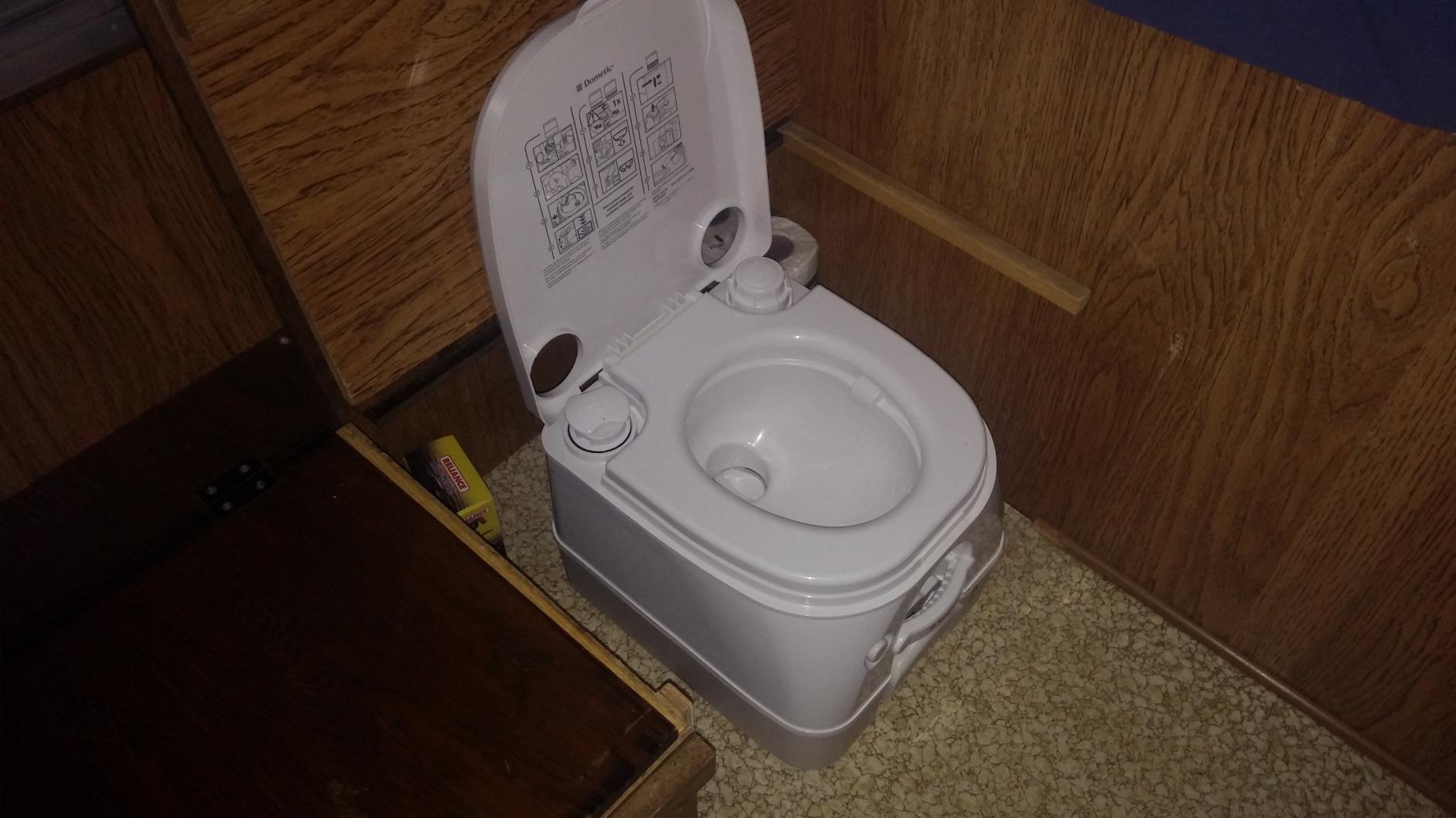 Dometic 1223.0154 301097206 970-Series Portable Toilet - 2.6 Gallon, Gray customer photo 2