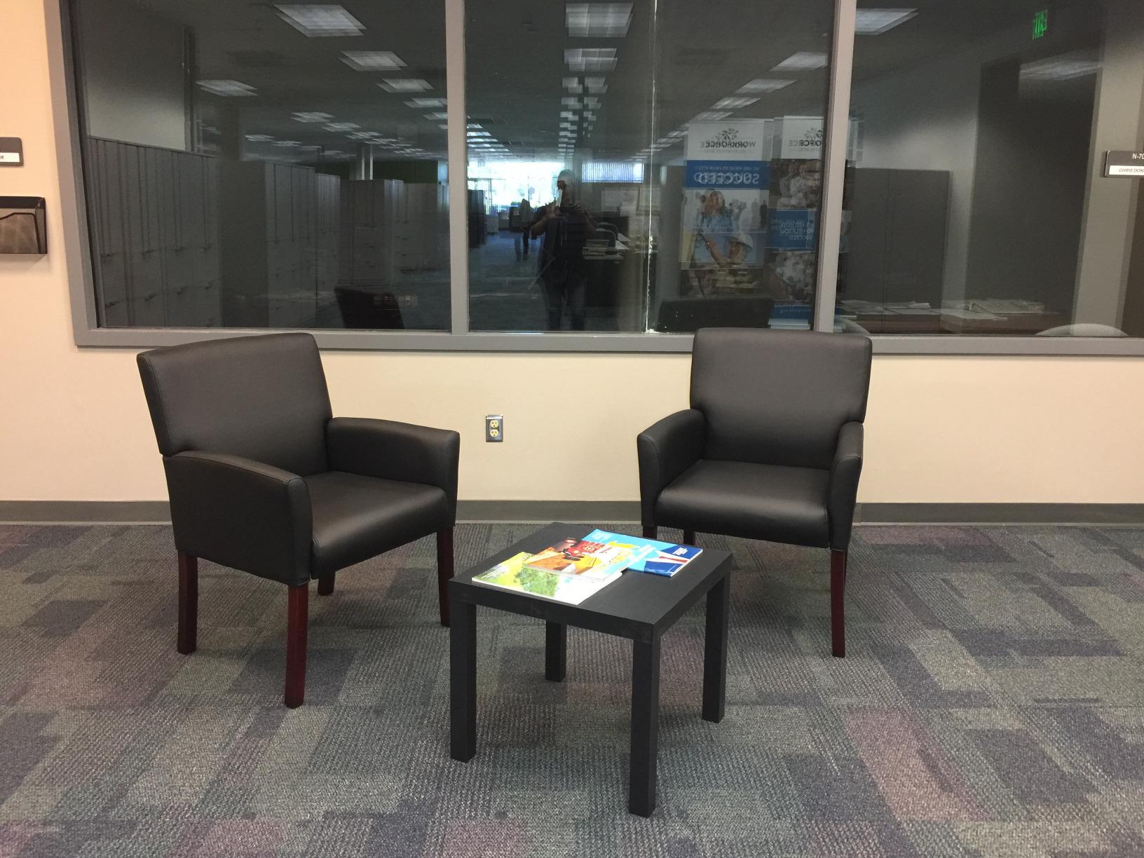 Boss Office Products Box Arm Guest Chair with Mahogany Finish in Black, 250 (B619) customer photo 2