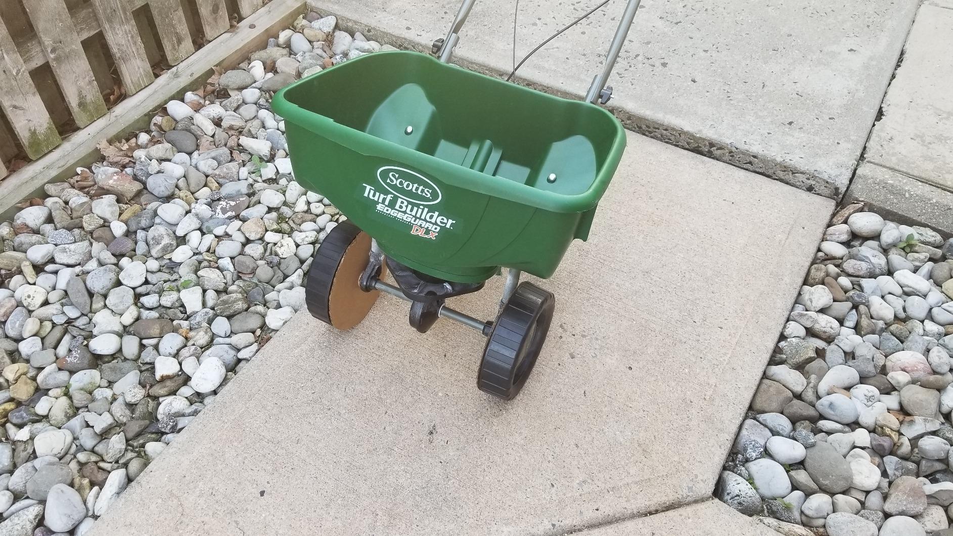 Scotts Turf Builder EdgeGuard DLX Broadcast Spreader for Seed, Fertilizer, Salt, Ice Melt, Holds up to 15,000 sq.ft. Product, Green customer photo 2
