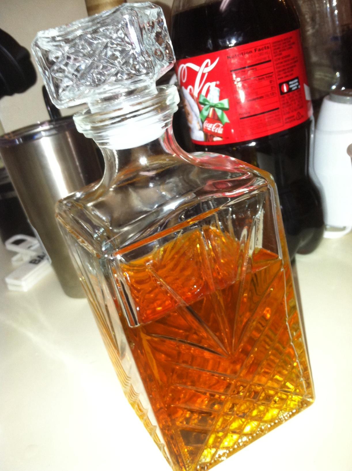 Bormioli Rocco Selecta Collection Whiskey Decanter - Sophisticated 33.75oz Diamond Decanter With Starburst Detailing customer photo 2