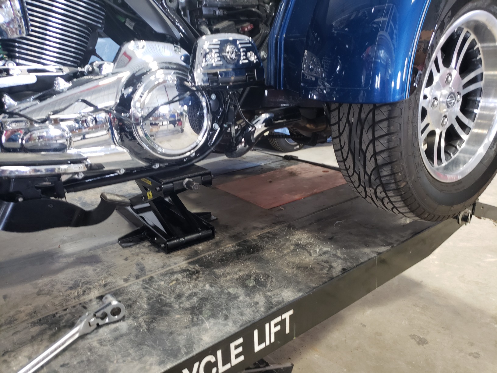 Black Widow Steel Motorcycle Jack, 1,100 lb, Dirt Bike Lift customer photo 2