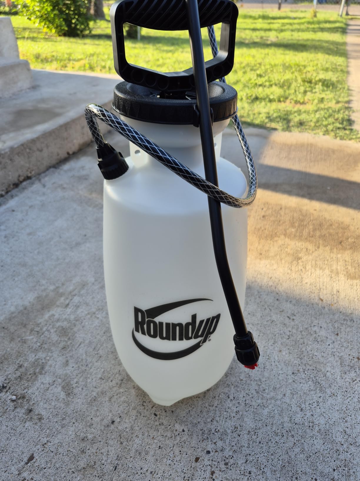 Roundup 190260 2-Gallon Lawn and Garden Sprayer for Controlling Insects and Weeds or Cleaning Decks and Siding customer photo 1