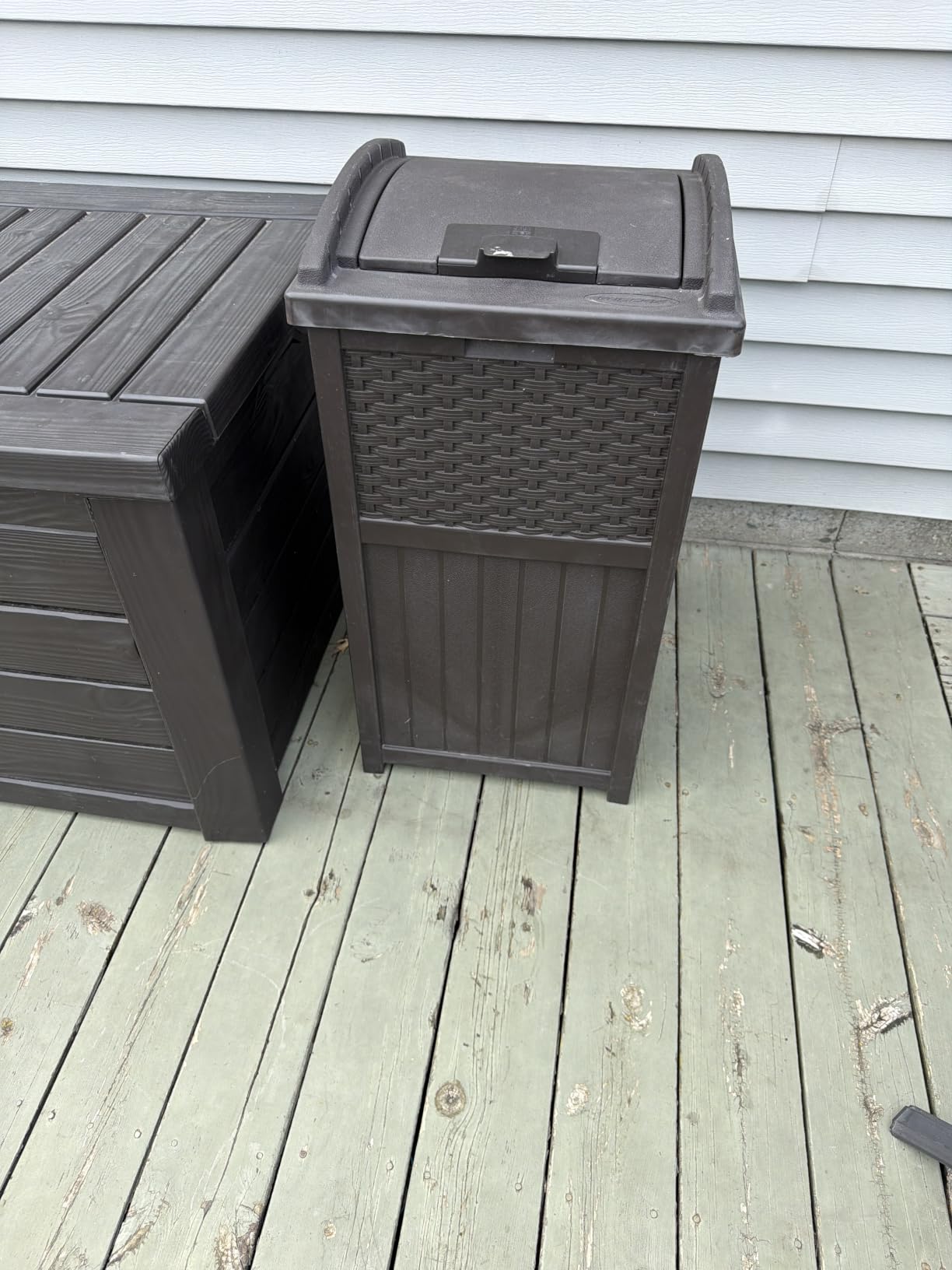 Suncast 33 Gallon Commercial Outdoor Trashcan Hideaway with Lid for 30 to 33 Gallon Trash Bags for Garage, Backyard, or Garden, Brown customer photo 2