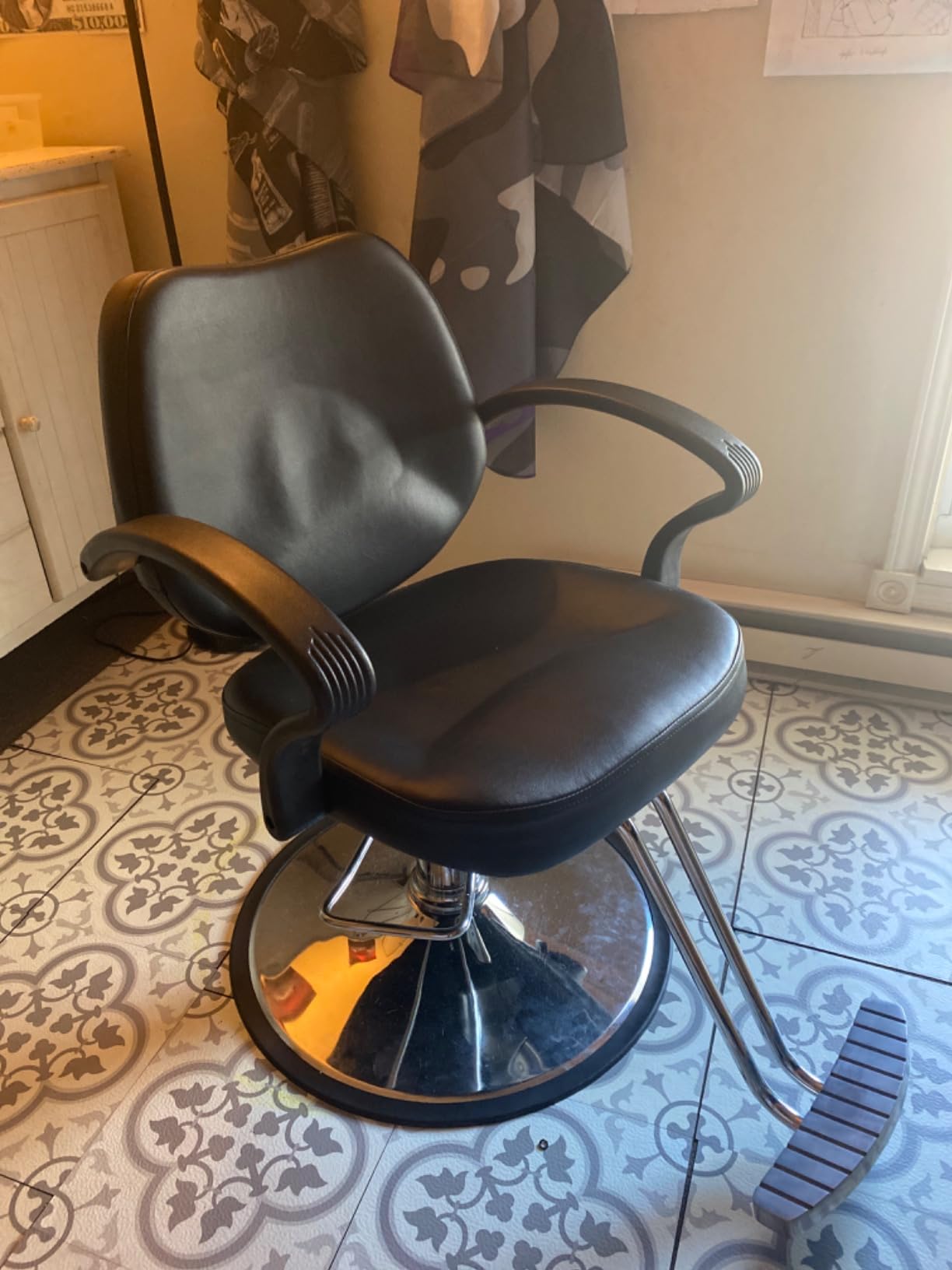 BestMassage Barber Chair Black PU Leather Styling Chair with Footrest and Adjustable Height, Anti-Slip Chrome Base Heavy-Duty Steel Frame for Hair Stylists & Home Use customer photo 2