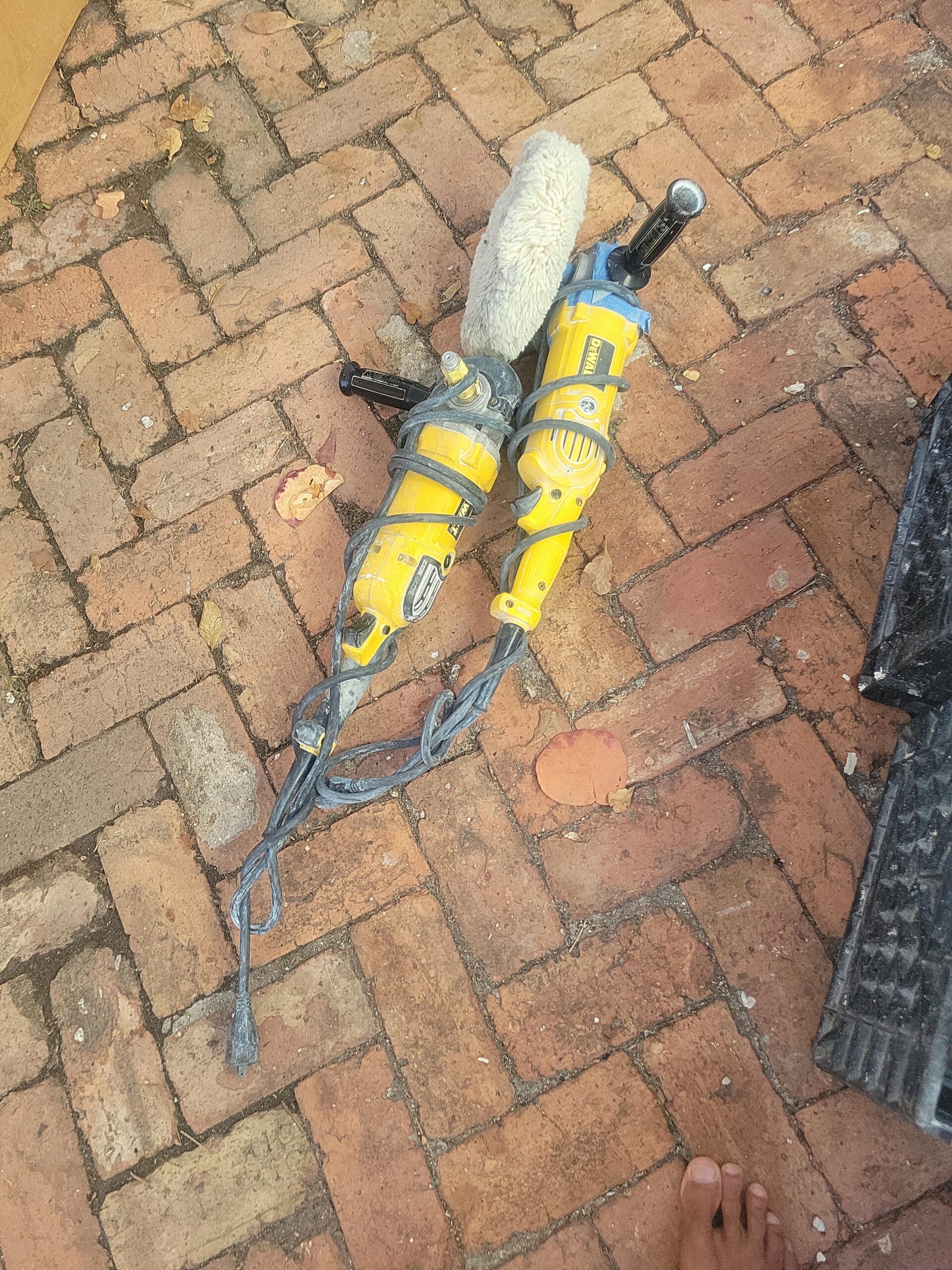 DEWALT Variable Speed Polisher, includes 2 position side handle, backing pad, 7 to 9-Inch (DWP849) customer photo 1