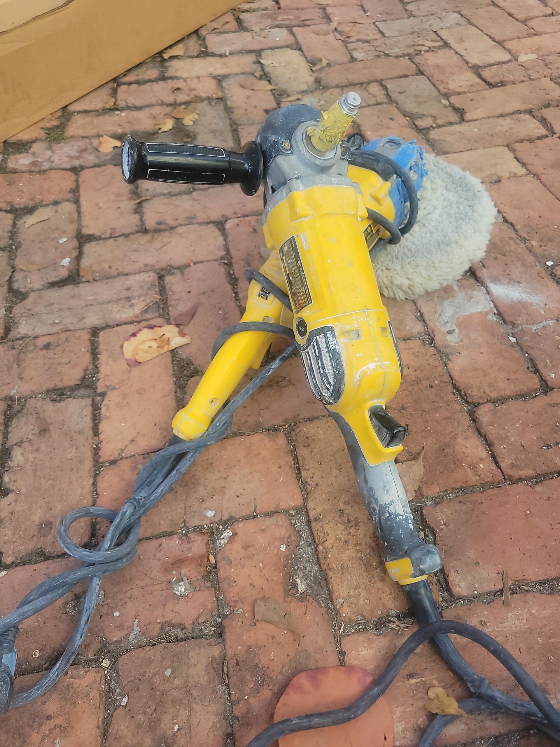 DEWALT Variable Speed Polisher, includes 2 position side handle, backing pad, 7 to 9-Inch (DWP849) customer photo 2