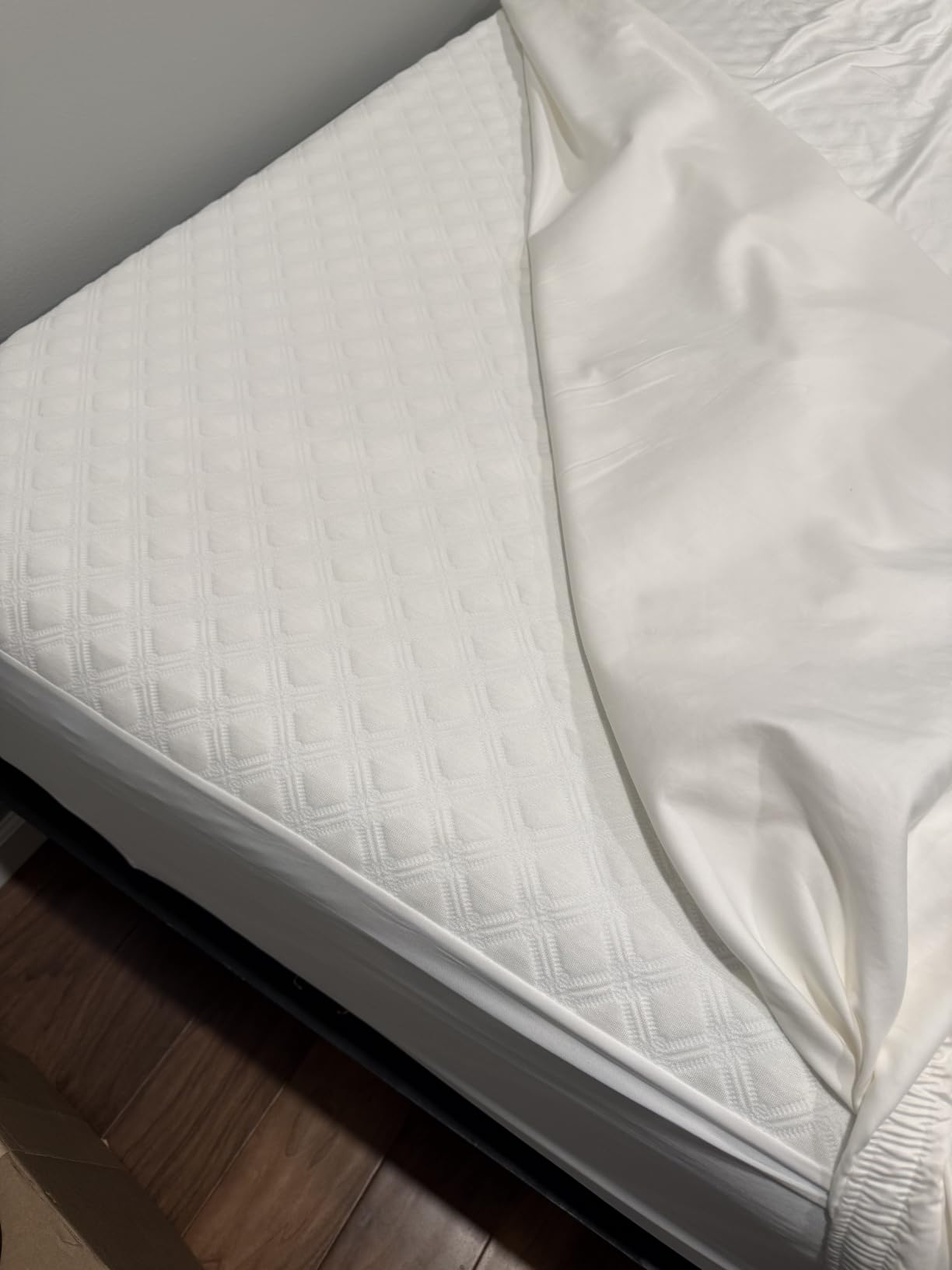 SafeRest Waterproof California King Size Mattress Protector | Fitted with Stretchable Pockets, Machine Washable Cotton Blend Mattress Cover for Bed customer photo 1