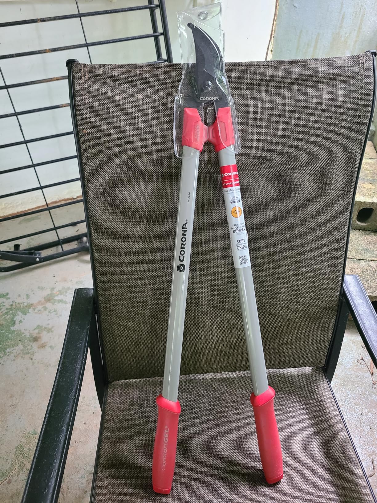 Corona Tools | 30-inch Branch Cutter ComfortGEL Bypass Loppers | Tree Trimmer Cuts Branches up to 1 ½-inches in Diameter | SL 3264 customer photo 1