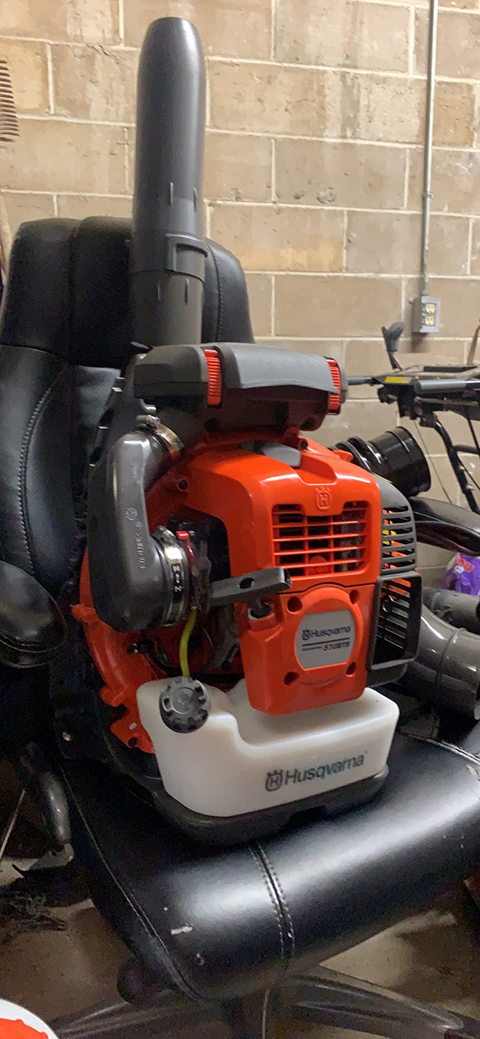 Husqvarna 570BTS Backpack Leaf Blower, Ergonomic Design, Gas Leaf Blower | 66-cc 4-HP 2-cycle gas leaf blower, 972-CFM, 236-MPH, 37-N, powerful clearing performance with air purge and cruise control customer photo 1