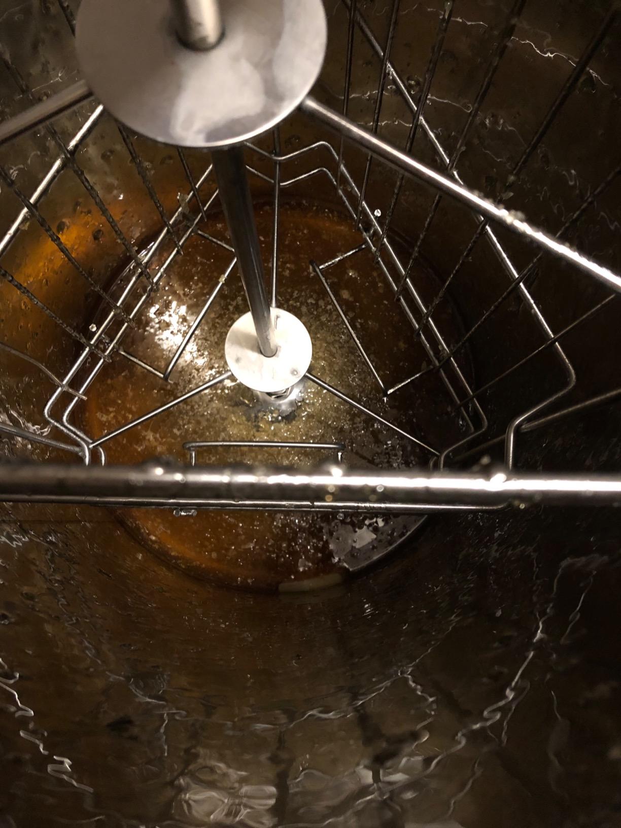 VIVO Honey Extractor 2 Frame Rack, Food Grade Stainless Steel Honey Processing Equipment, Manual Crank Honeycomb Drum Spinner with Transparent Lid, BEE-V002 customer photo 1