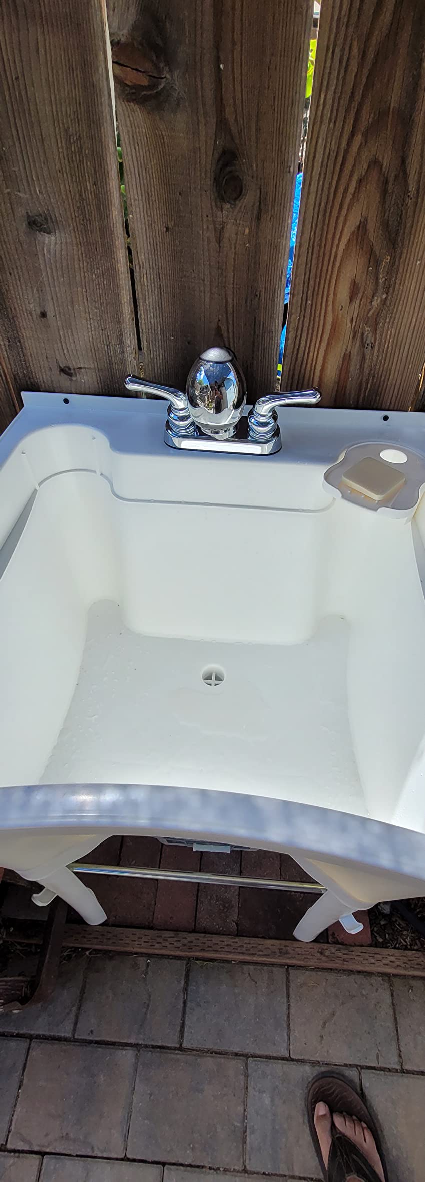 Zenna Home Utility Sink Laundry Tub with Pull-Out Faucet, All-in-One Freestanding Utility Tub for Laundry Room, Basement, Garage, Outdoor Kitchen, 24