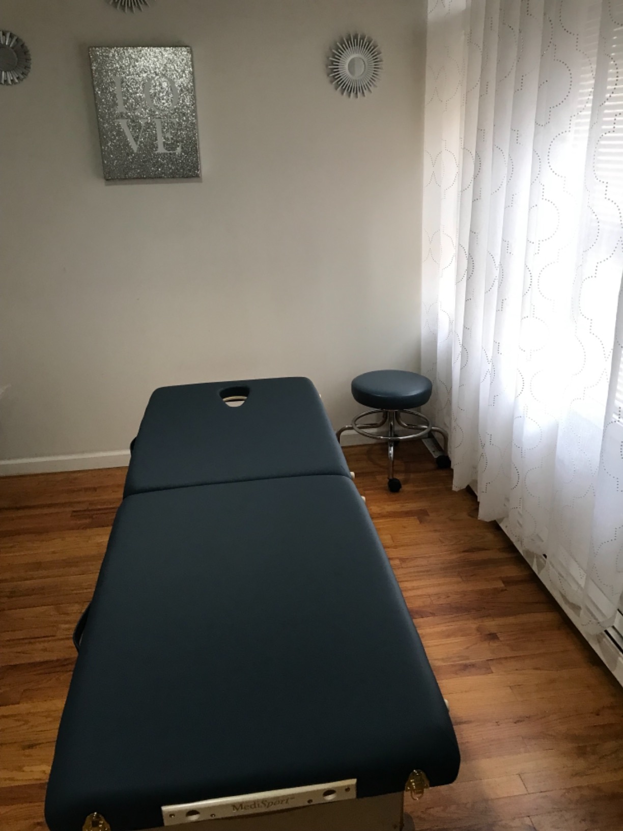 EARTHLITE MediSport Portable Massage Table Package - Heavy Duty, Low Height Range, Ideal for Osteopaths, Chiropractors & Physical Therapists customer photo 1