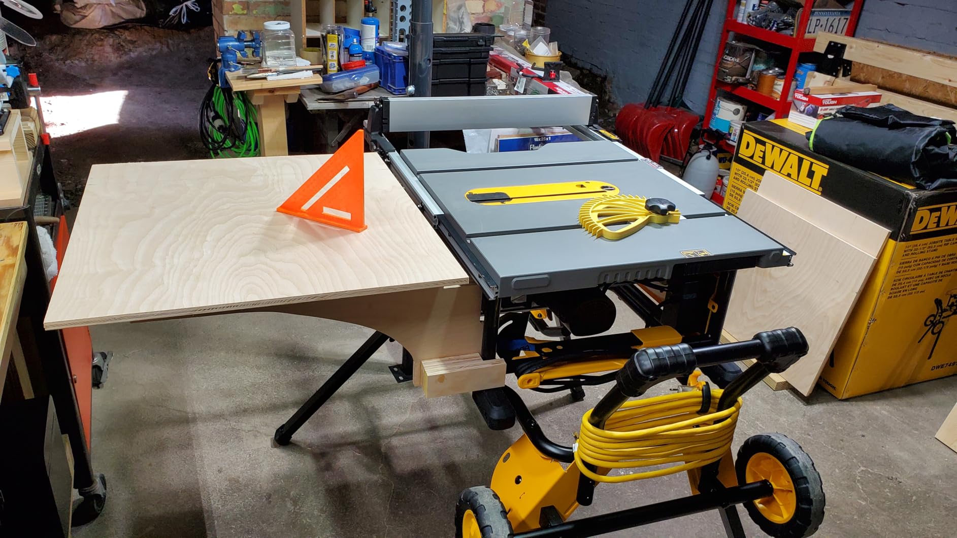 DEWALT Table Saw 10 Inch with Foldable Rolling Table Saw Stand, 15 Amp, 4800 RPM, 32-1/2-Inch Rip Capacity (DWE7491RS) customer photo 2