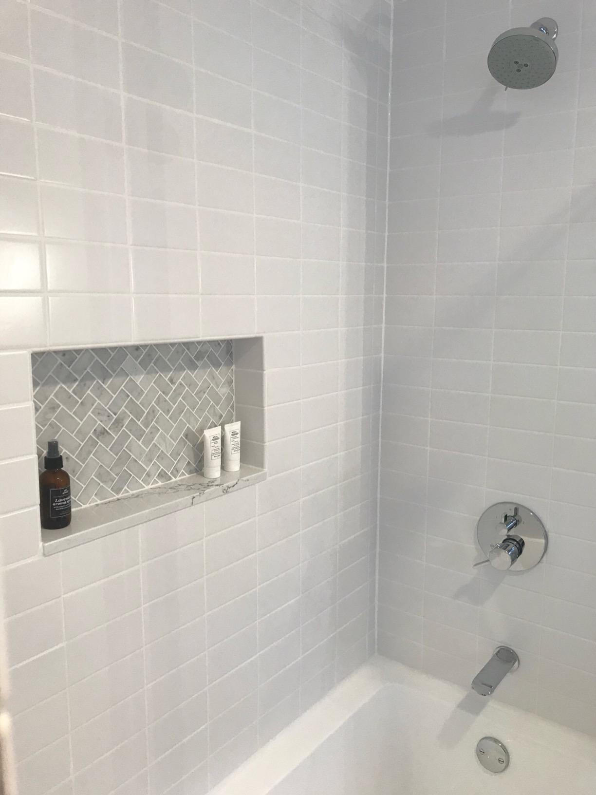 KINGSTON BRASS VTDE603122R 60-Inch Contemporary Alcove Acrylic Bathtub with Right Hand Drain and Overflow Holes, White customer photo 1