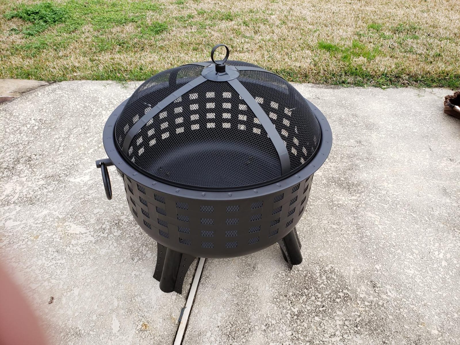Amazon Basics 27 inch Steel Round Lattice Fire Pit, Easy to Assemble customer photo 1