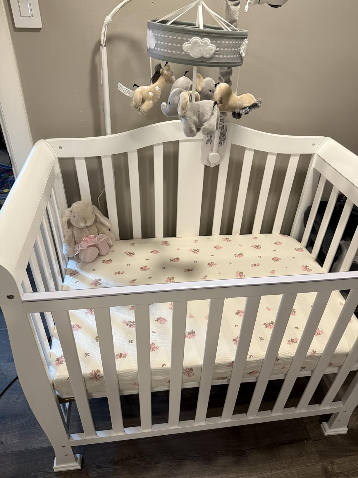Dream On Me Addison 4-in-1 Convertible Mini Baby Crib in White, GreenGuard Gold & JPMA, Non-Toxic, Pinewood, Converts to Mini Daybed & Twin Bed, 1