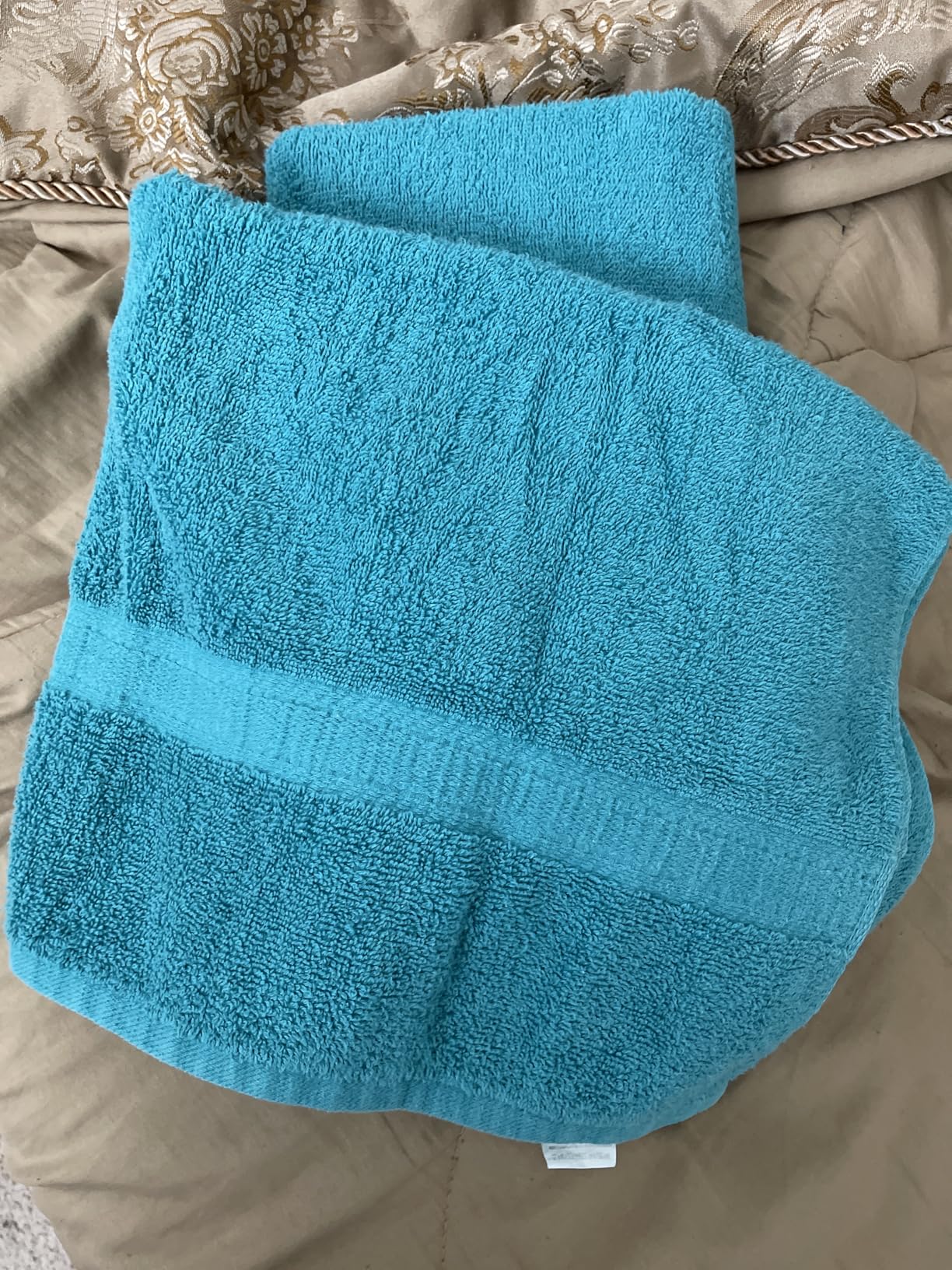 Amazon Basics 6-Piece Oversized Highly Absorbent Fade-Resistant Towel Set, 100% Cotton Towels for Bathroom, Soft, 2 Bath Towels, 2 Hand Towels, 2 Washcloths, White customer photo 1