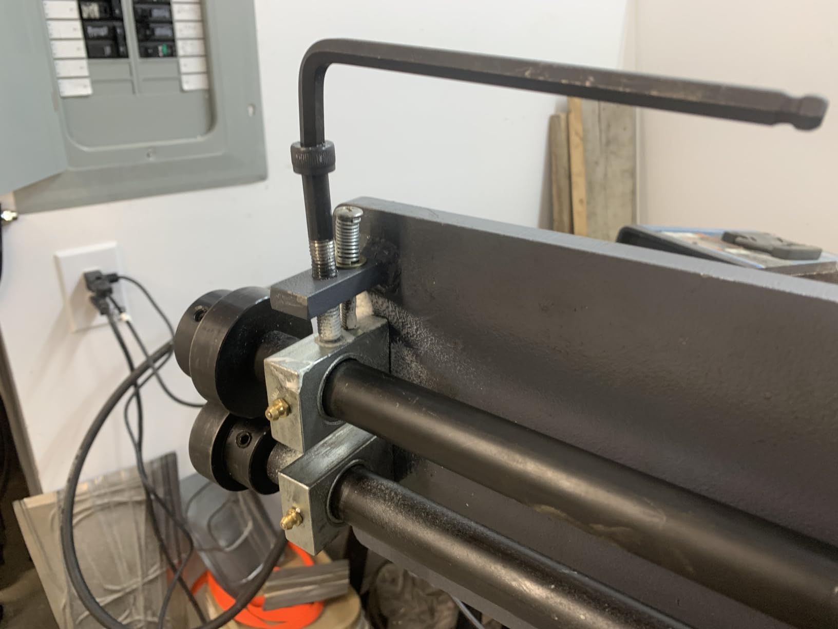 Sheet Metal Bead Roller, 18 Gauge KAKA INDUSTRIAL RM-12 | 12 in throat with 6 die sets, Manual crank rotary forming, Beading and flanging dies included customer photo 2