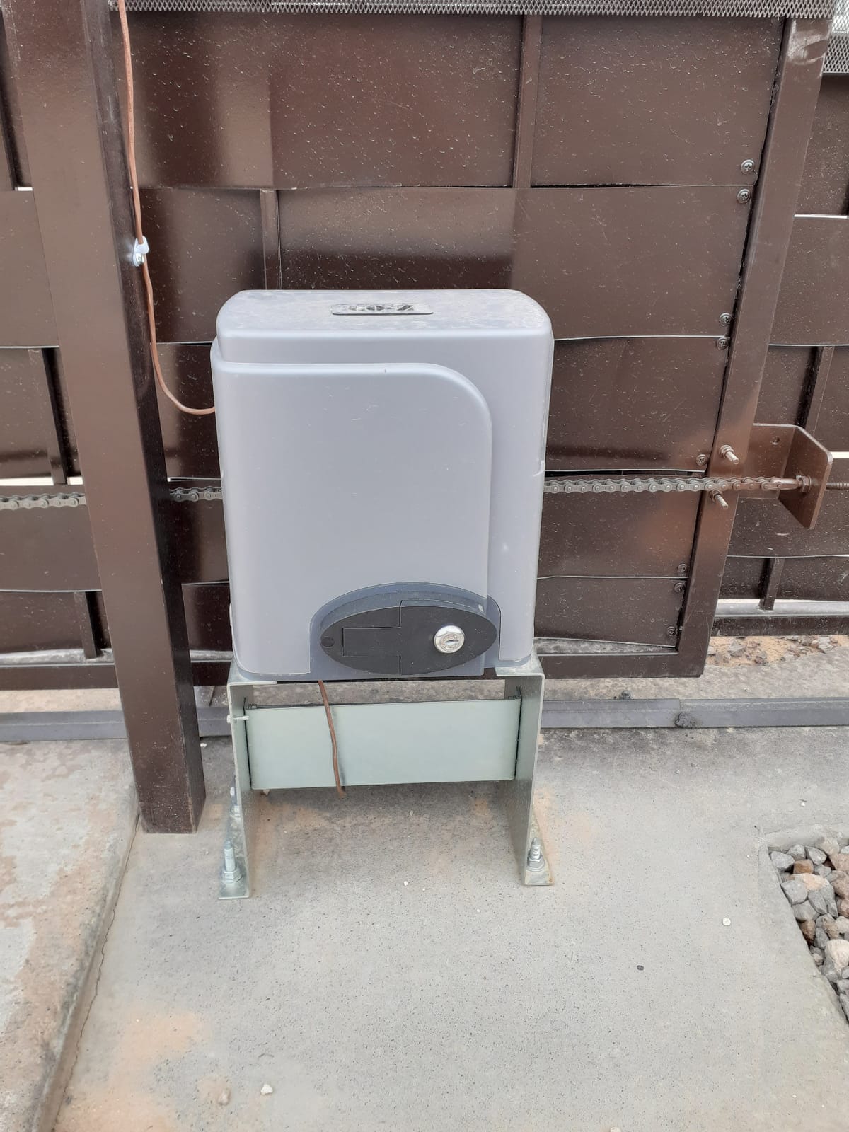 CO-Z Automatic Sliding Gate Opener 1400 lb 40 ft Gates 110V Chain Drive | Easy Installation, Includes Hardware, 20 ft #41 Chain, 2 Remotes, Infrared Sensor Compatible customer photo 2