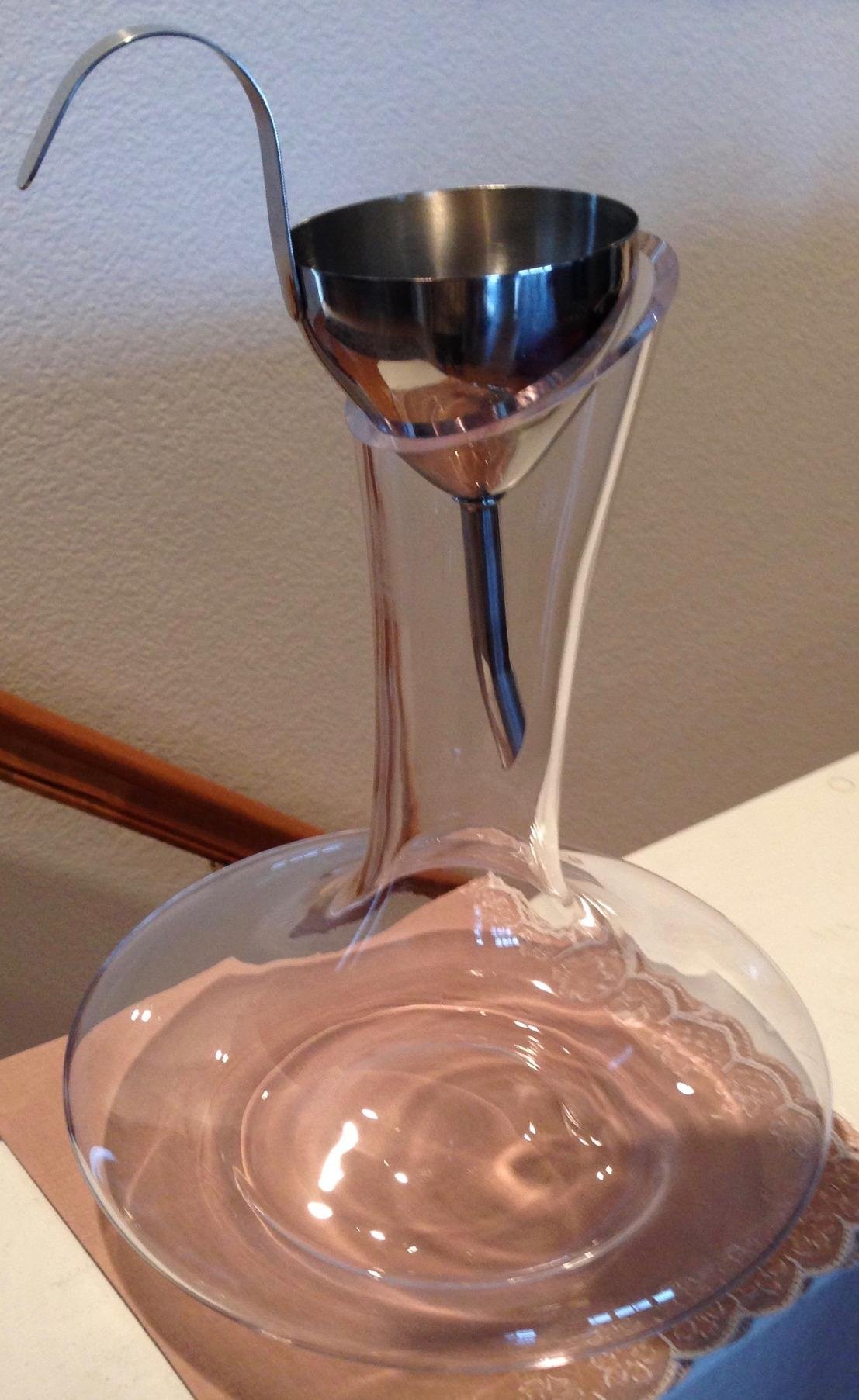 Le Chateau Large Elegant Crystal Wine Decanter with Aerator - 750ml Glass Decanter - Hand-Blown Lead-Free Clear Glass Carafe with Aerator - Hand Held Gifts Red Wine Accessories for Wine Lovers customer photo 1