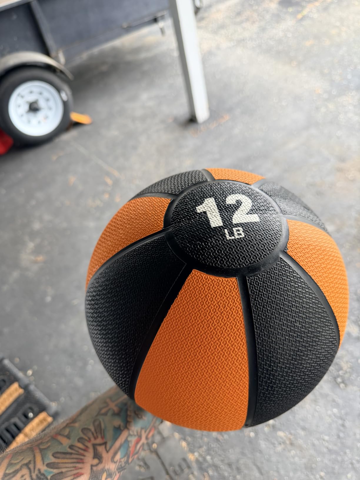 Amazon Basics Weighted Medicine Ball for Core Strength, Strength Training, Full-Body Workouts and Balance Exercises customer photo 2